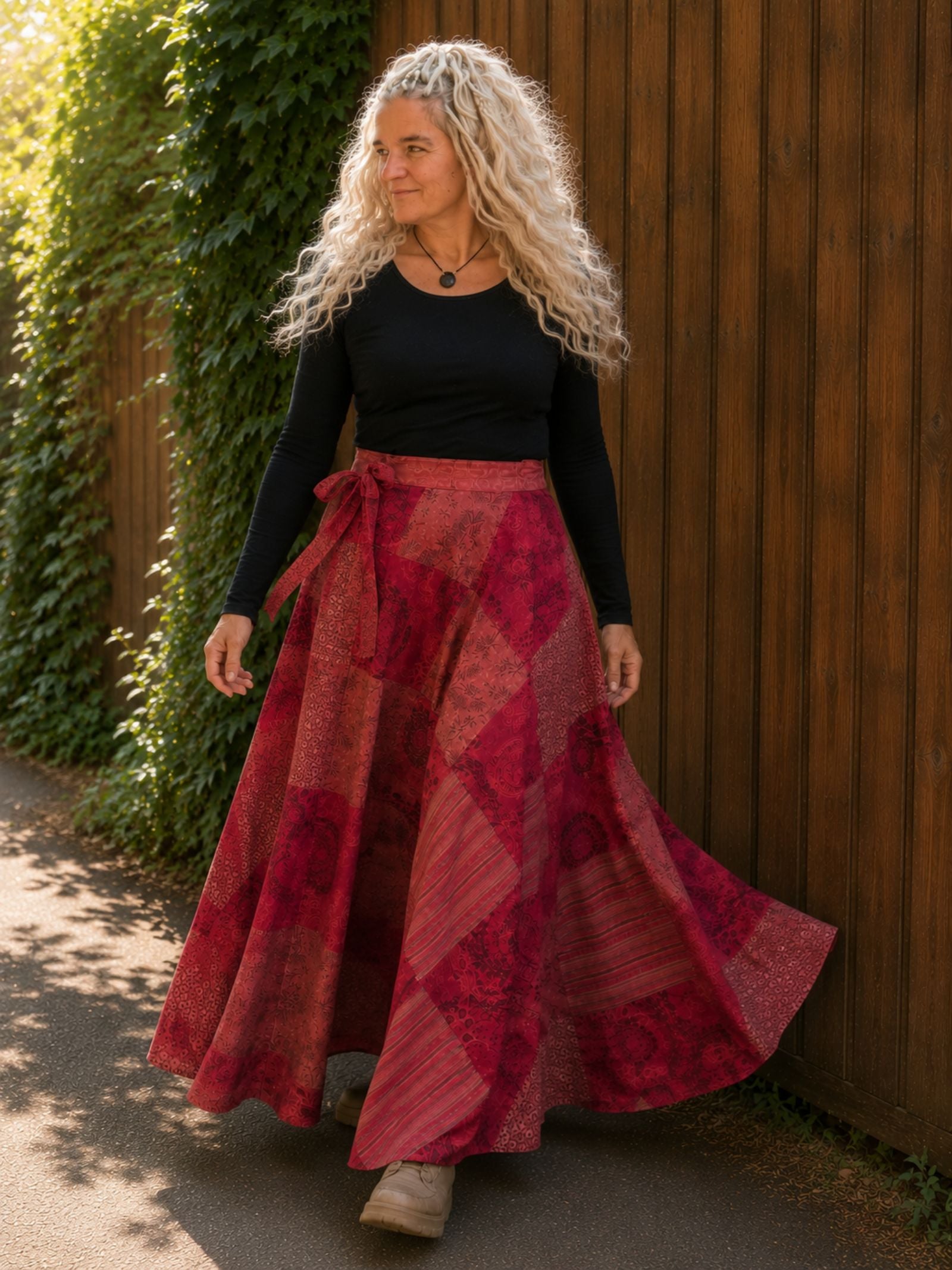 Boho wrap rok rood van katoen in beweging gedragen tijdens een wandeling.