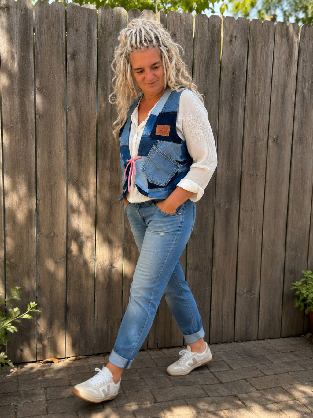 Blue Nomad L/XL Levi's patchwork hesje gedragen tijdens een wandeling voor een boho festival look.