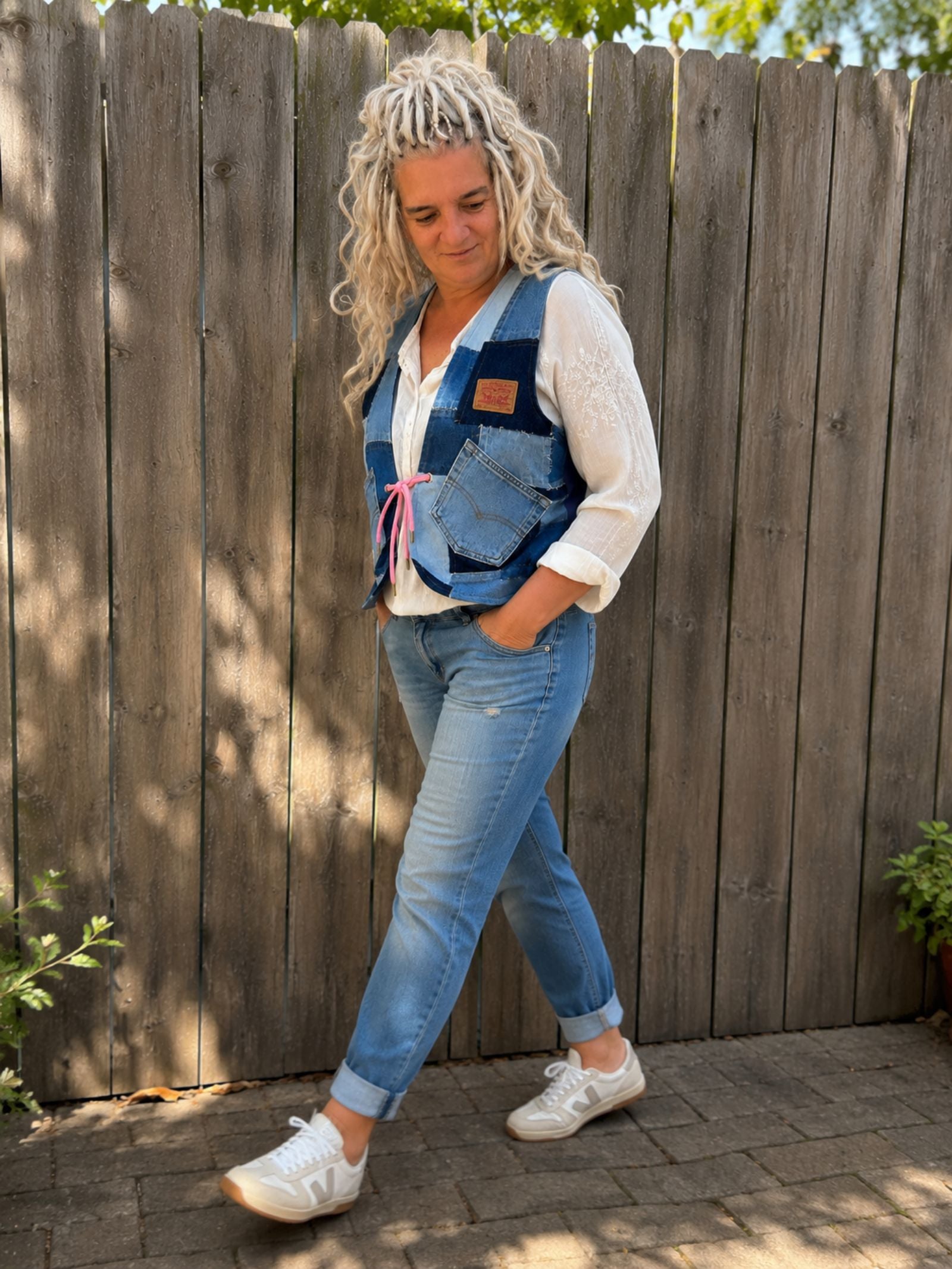 Blue Nomad L/XL Levi's patchwork hesje gedragen tijdens een wandeling voor een boho festival look.