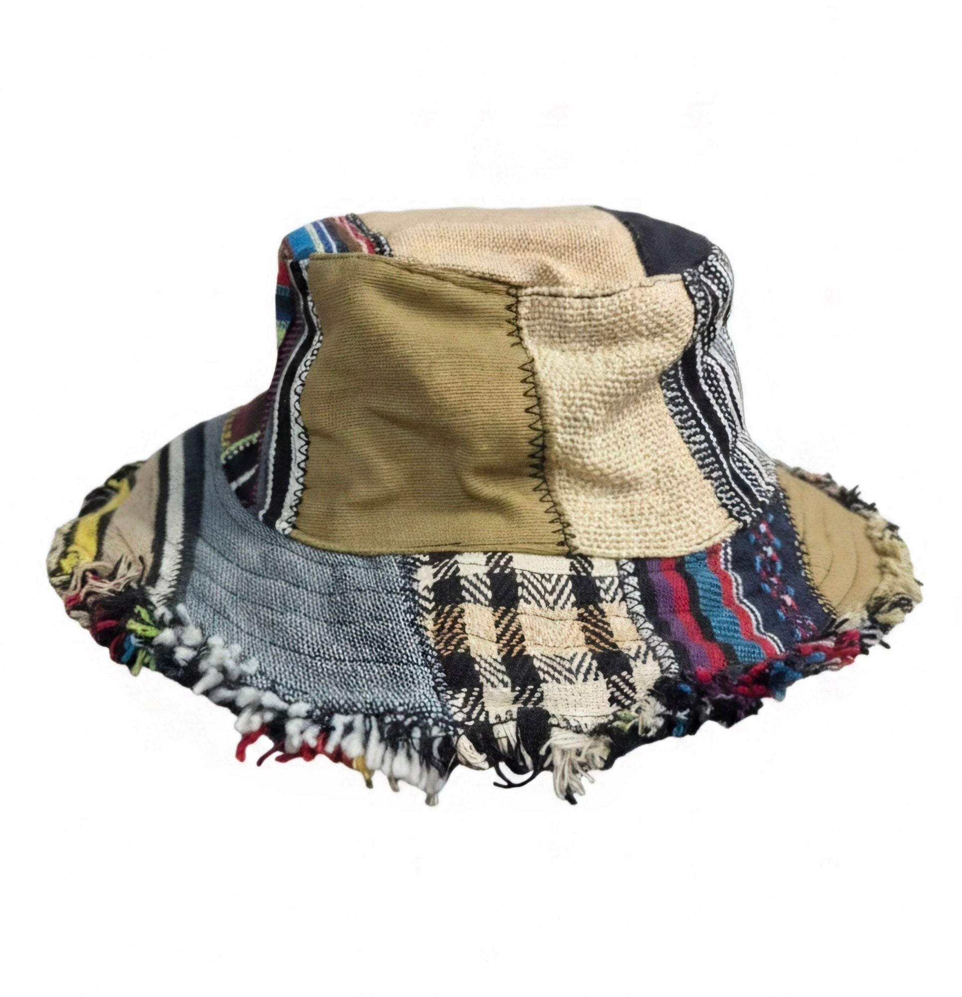 Vooraanzicht van een handgemaakte patchwork hoed uit Nepal met unieke geweven stoffen, rafelrand en one of a kind ontwerp.