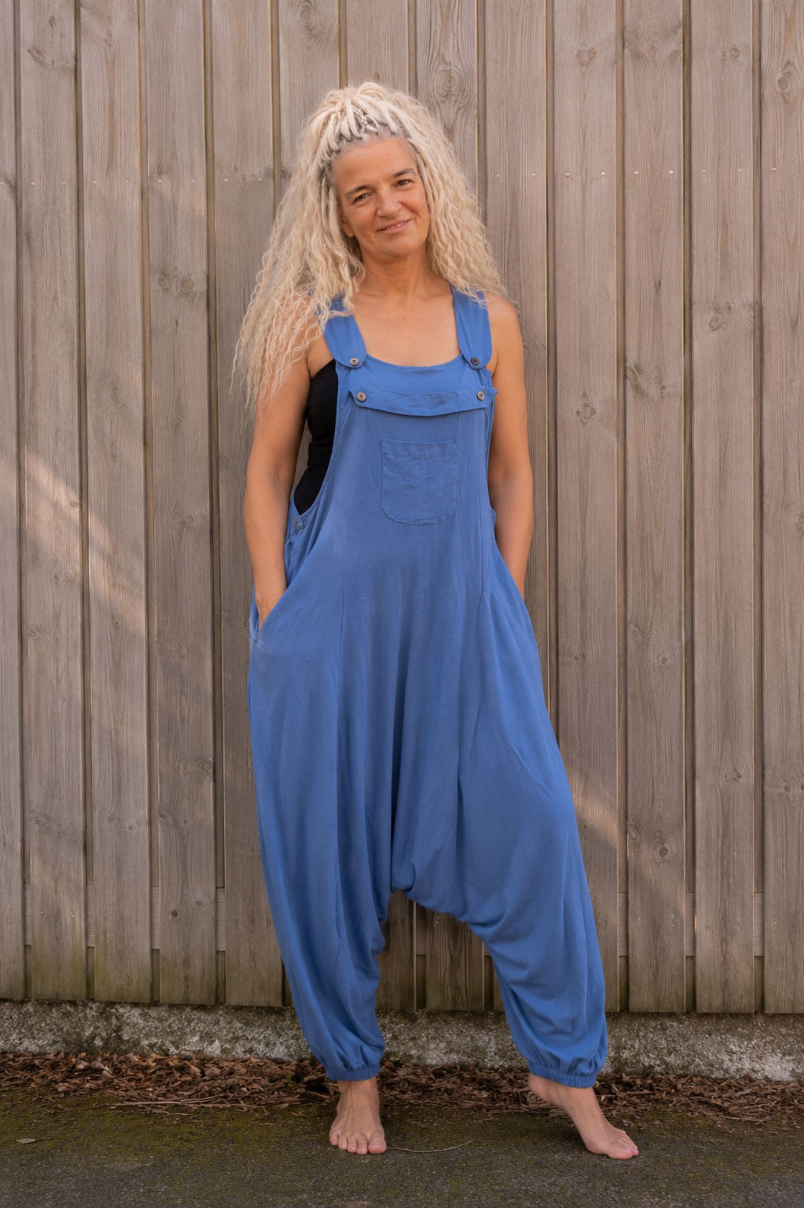 One size boho tuinbroek blauw met verstelbare bandjes gedragen door model – Old New Atelier
