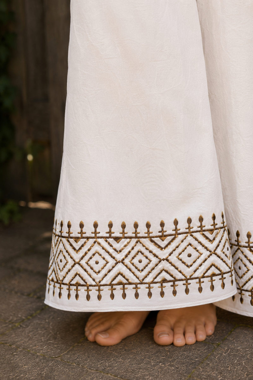 Detail van bohemian borduursel langs de pijpen