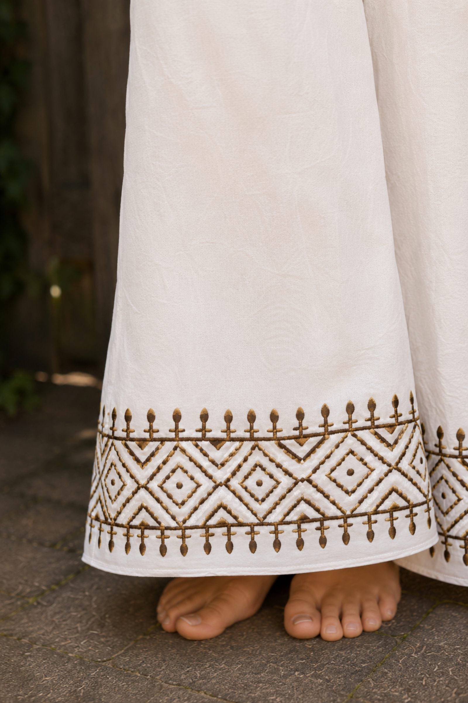 Detail van bohemian borduursel langs de pijpen