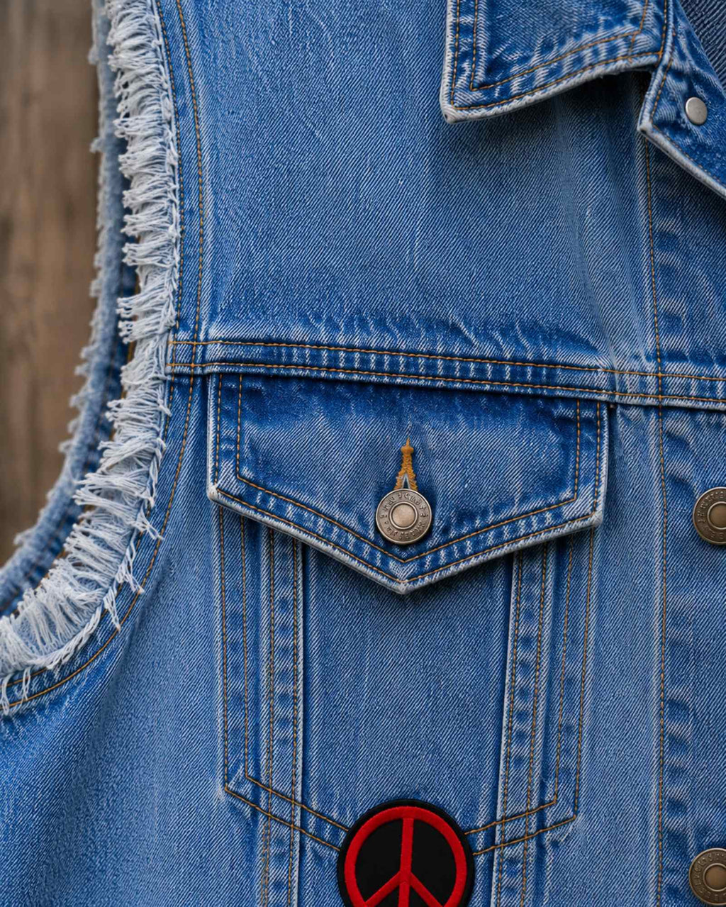 Close-up denimstructuur, stiksels en rafelranden van het handgemaakte hesje