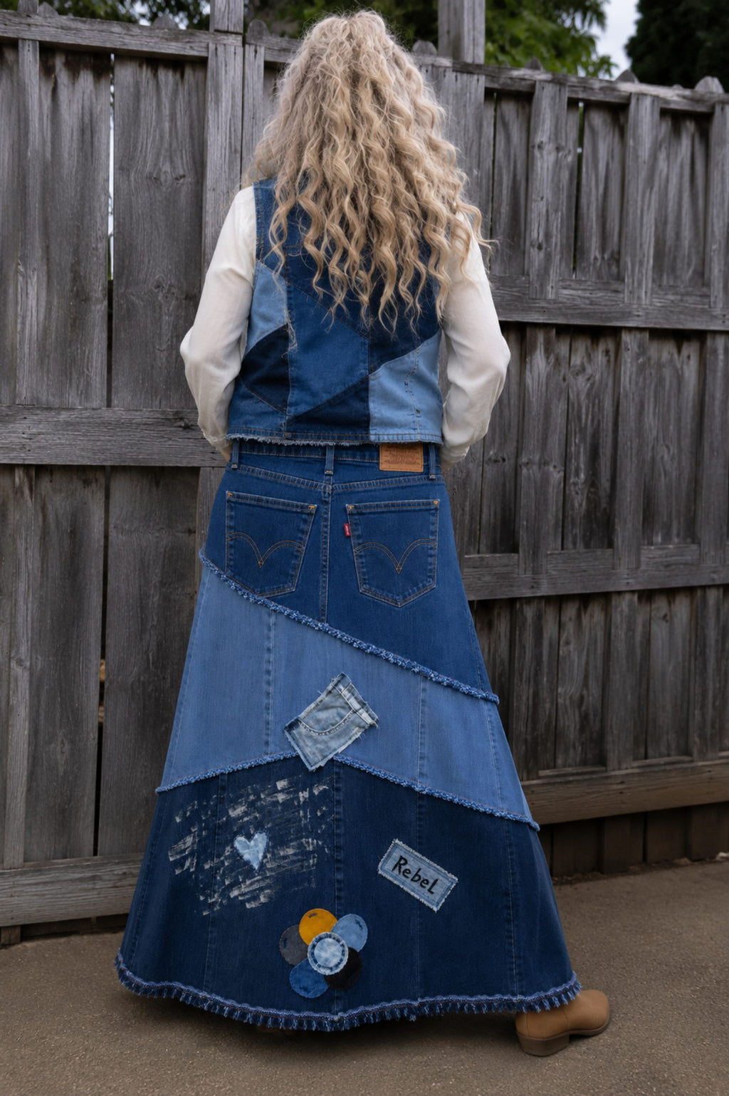 Rebel Soul handgemaakte upcycled denim patchwork rok van gerecyclede Levi's jeans gedragen achterkant met originele Levi's achterzakken - Old New Atelier