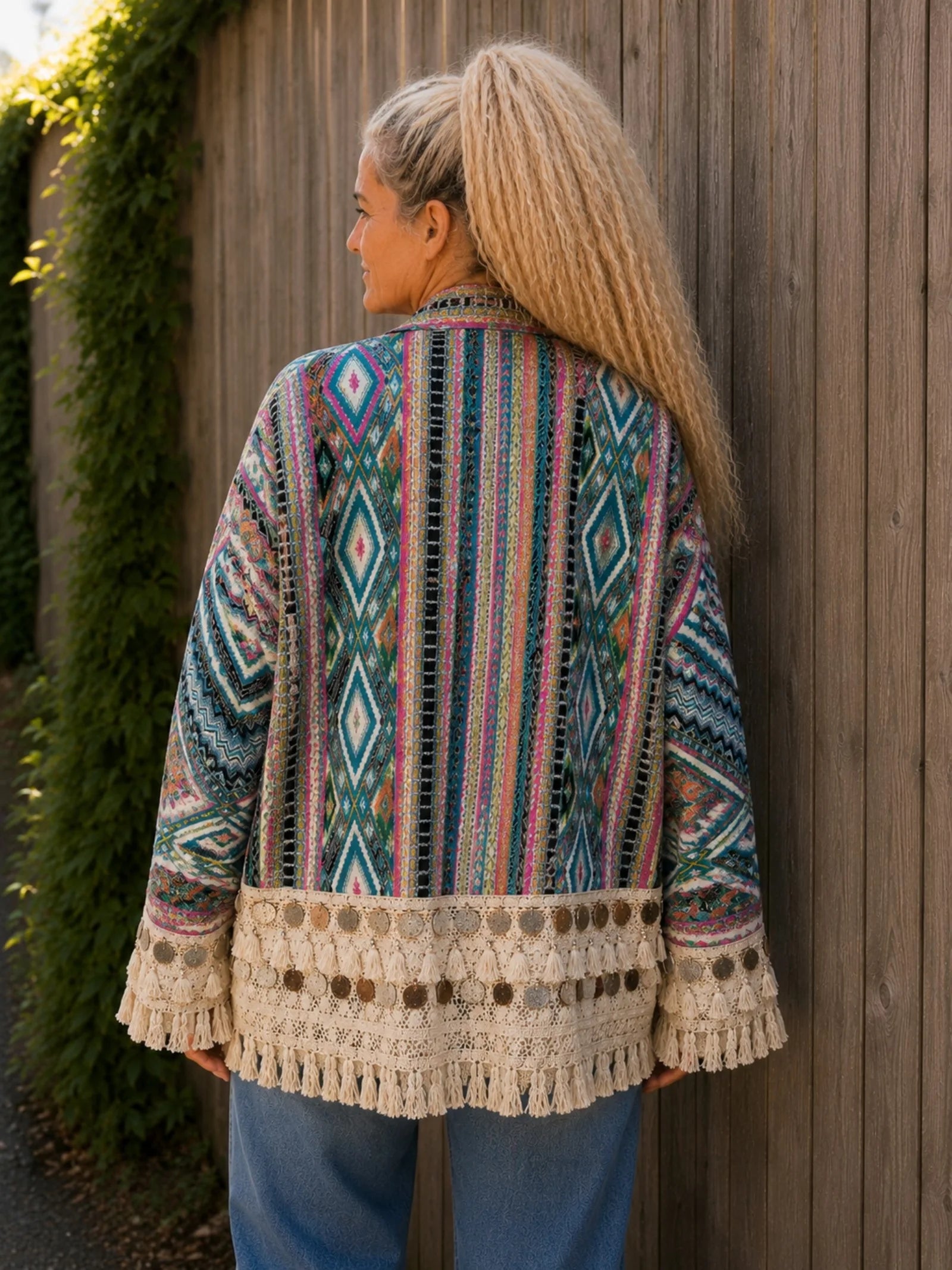 Handgemaakt boho vest Aztec turquoise roze gedragen achterkant
