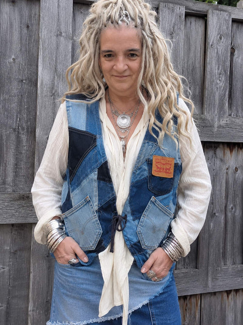 Voorkant van handgemaakt upcycled denim patchwork hesje van Levi's jeans, gedragen met een witte boho blouse.