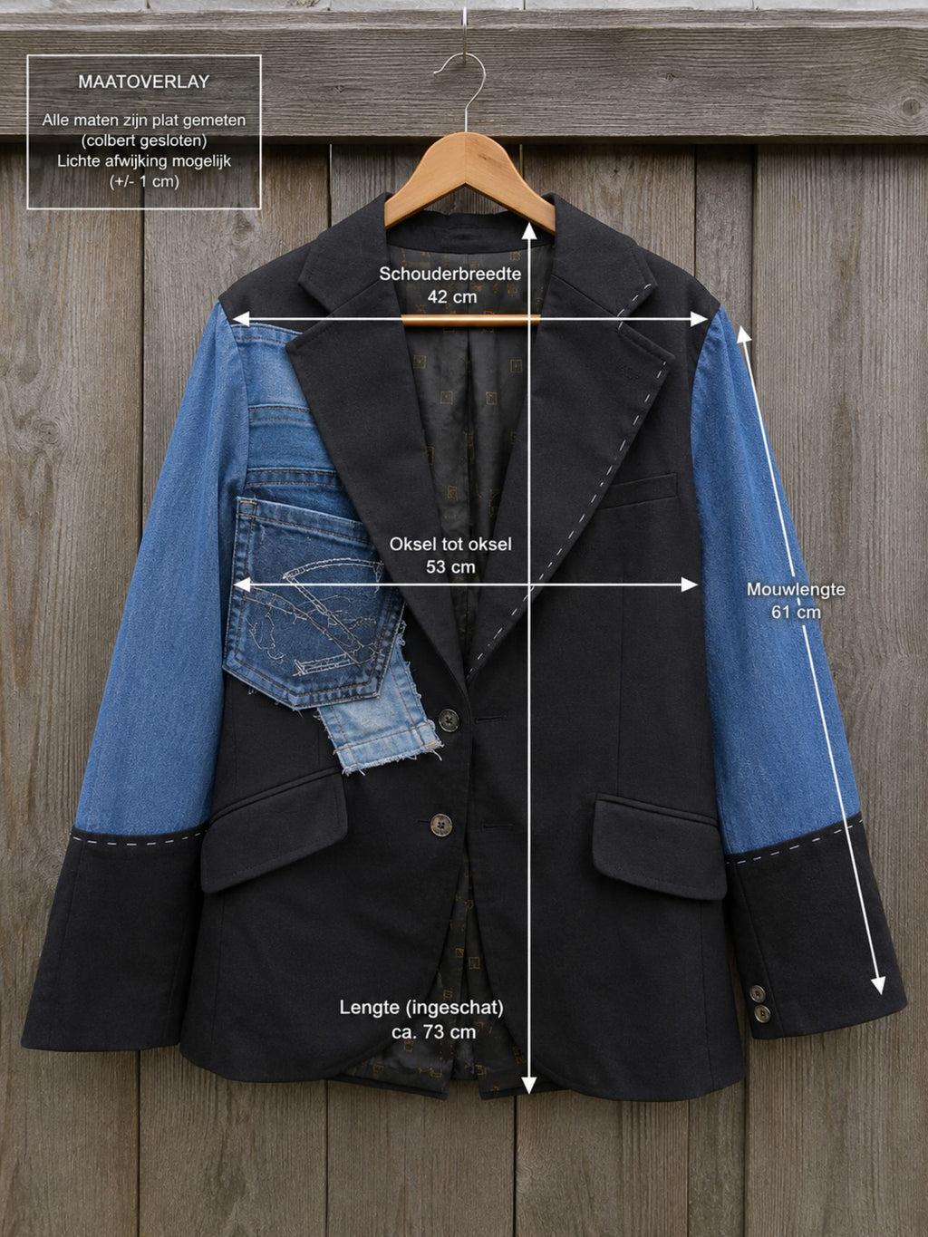 Afmetingen van het handgemaakte One of a Kind upcycled denim colbert met schouderbreedte, borstmaat, mouwlengte en totale lengte