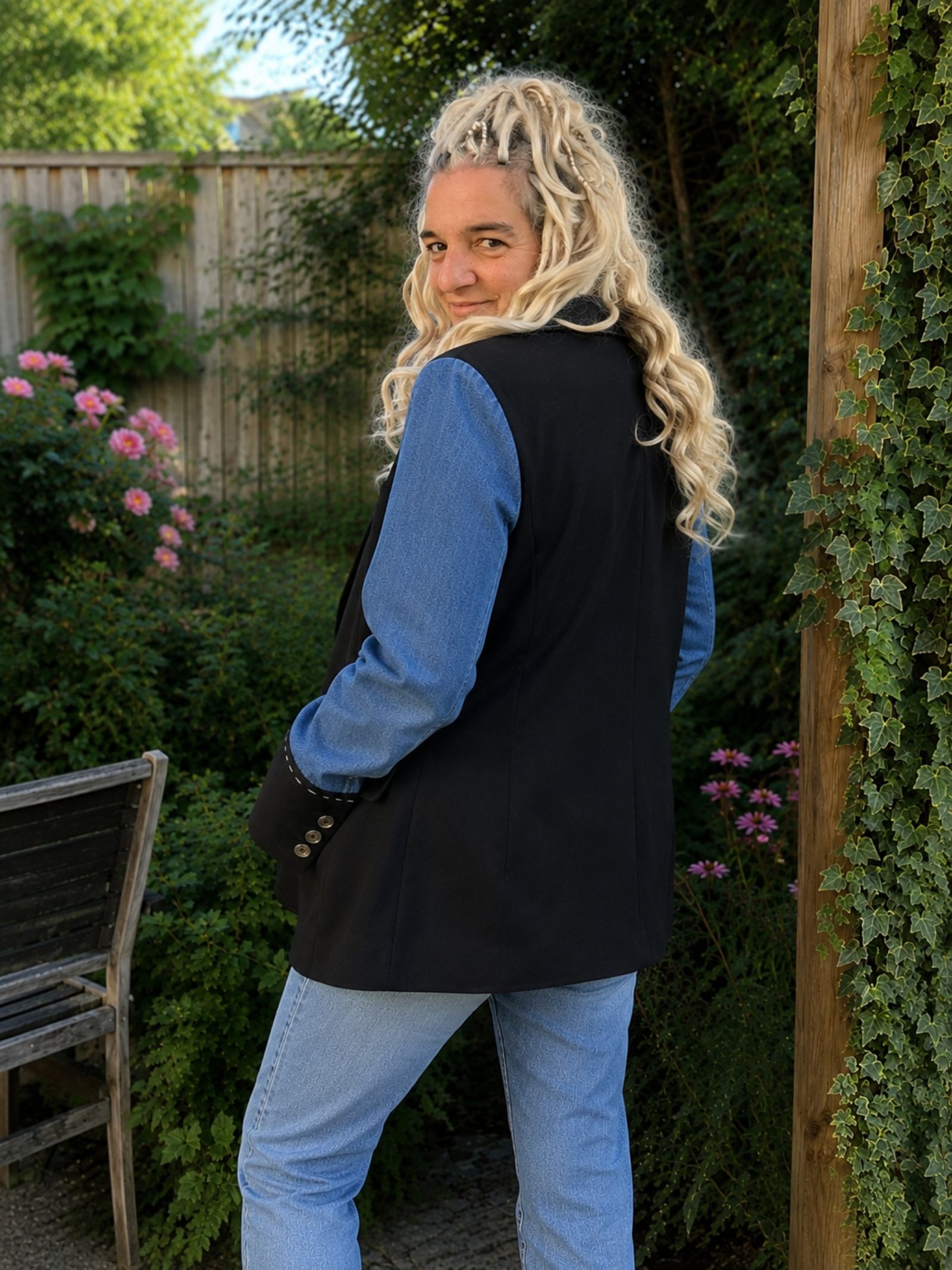 3/4 achteraanzicht van een handgemaakt upcycled denim colbert met vintage blazer