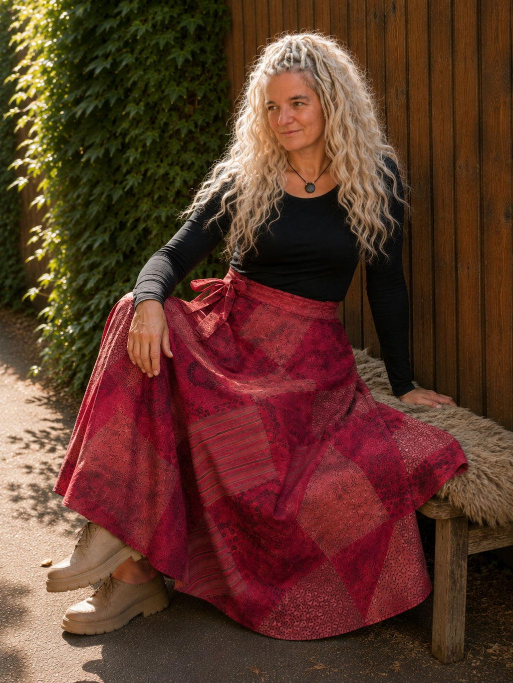 Boho patchwork wrap rok rood gecombineerd in een ontspannen boho sfeer.