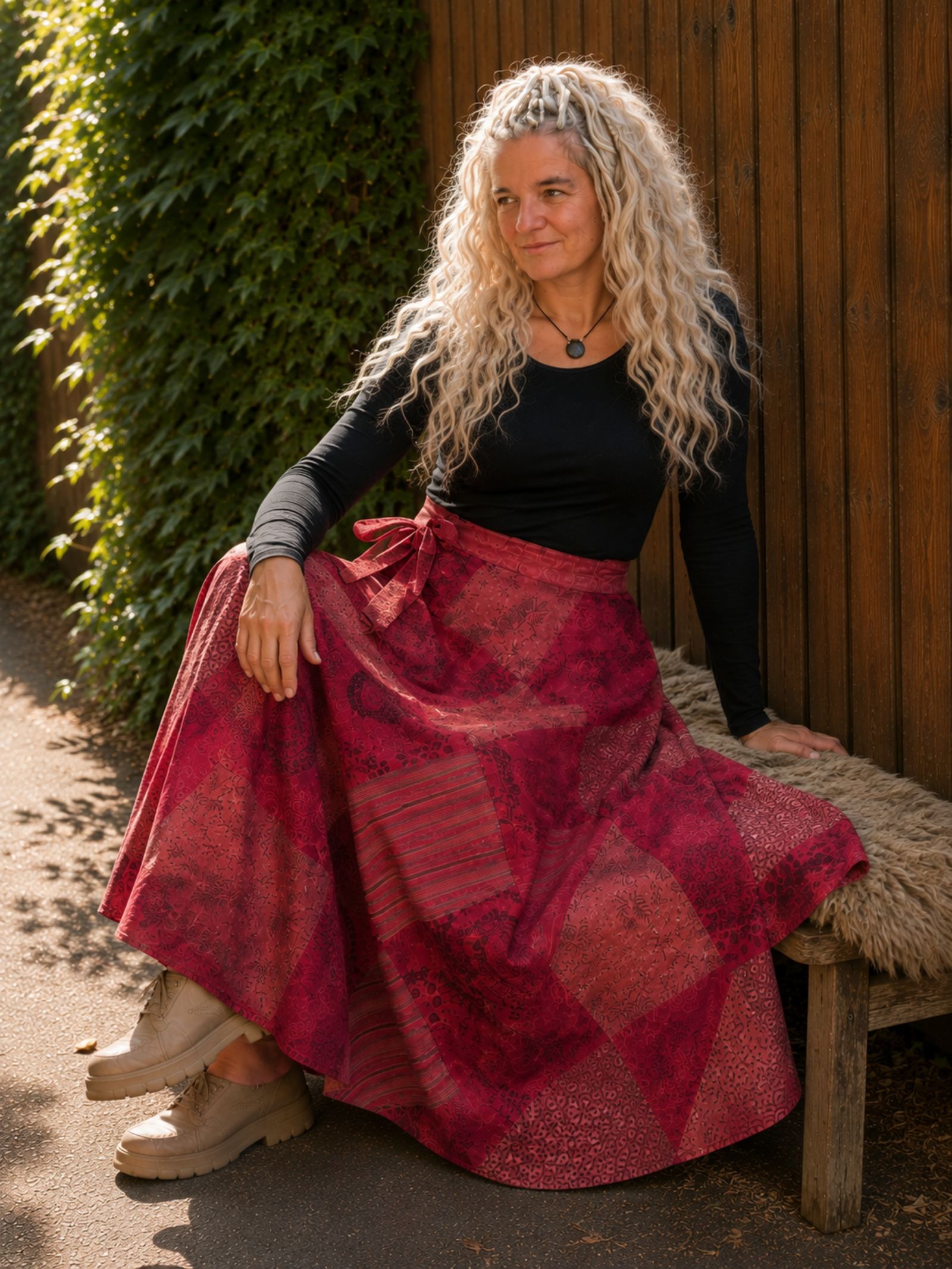Boho patchwork wrap rok rood gecombineerd in een ontspannen boho sfeer.