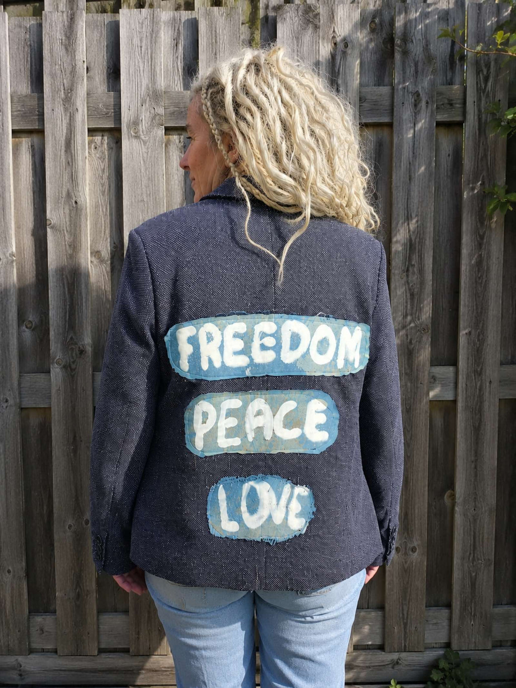 One of a Kind Power Rebel blazer gedragen achterkant met Freedom Peace Love opdruk - Old New Atelier