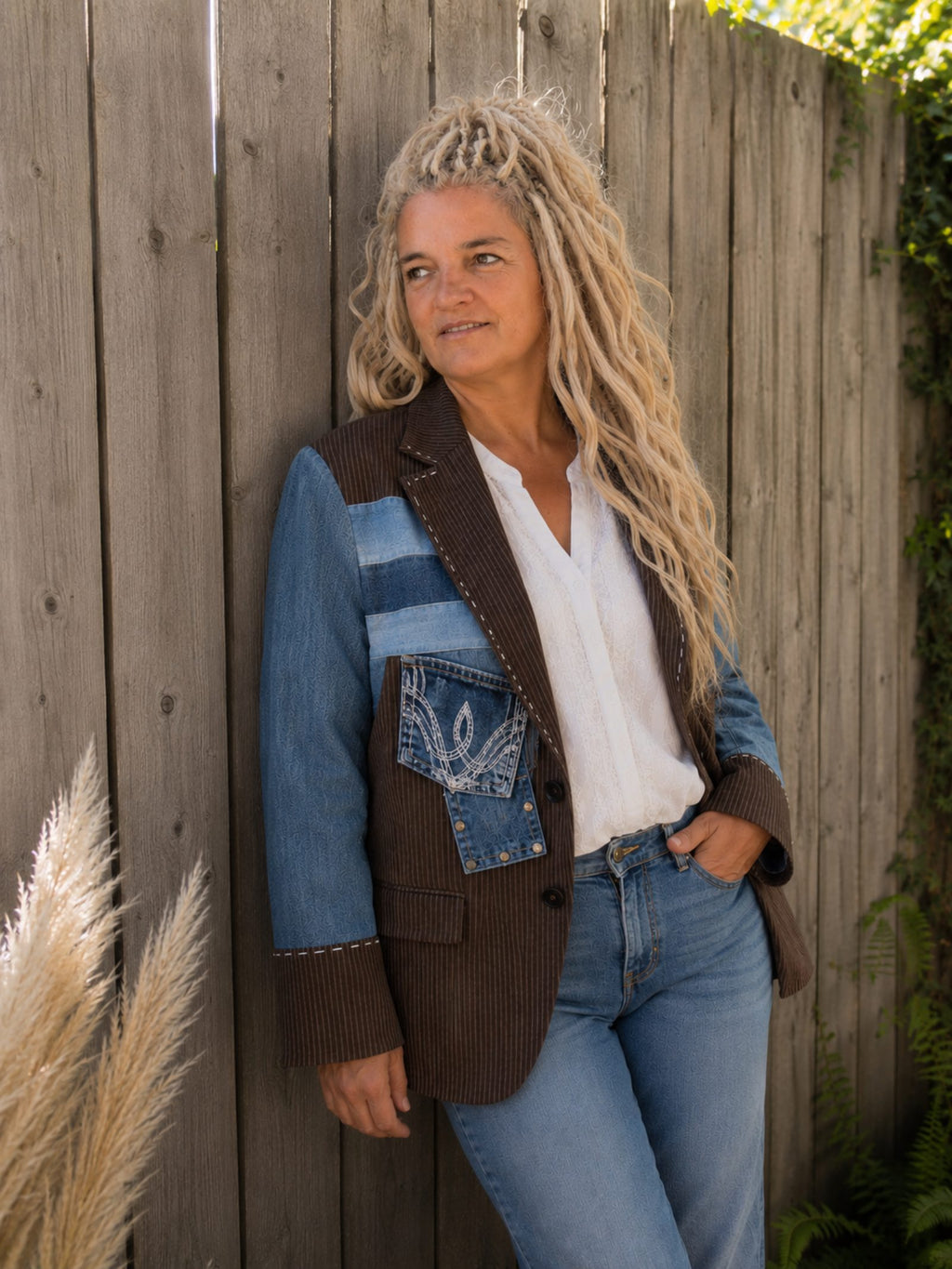 One of a Kind handgemaakt rib jasje met upcycled denim details gedragen voorkant.
