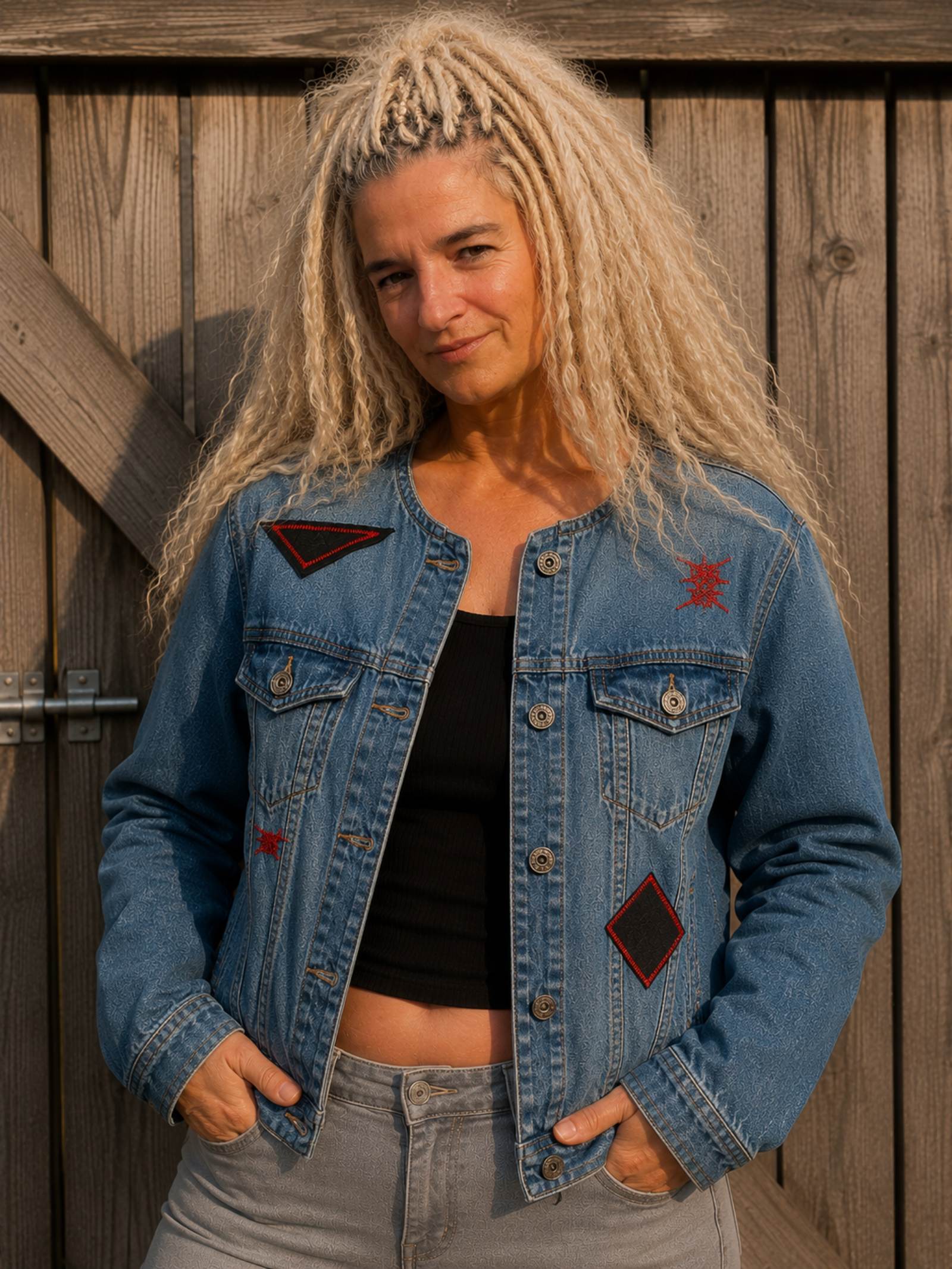 Voorkant van One of a Kind upcycled denim jasje met rode stiksels en handgemaakte details, gedragen door model