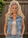 Upcycled denim hesje Wild Wolf gedragen, voorkant met peace patch en applicaties