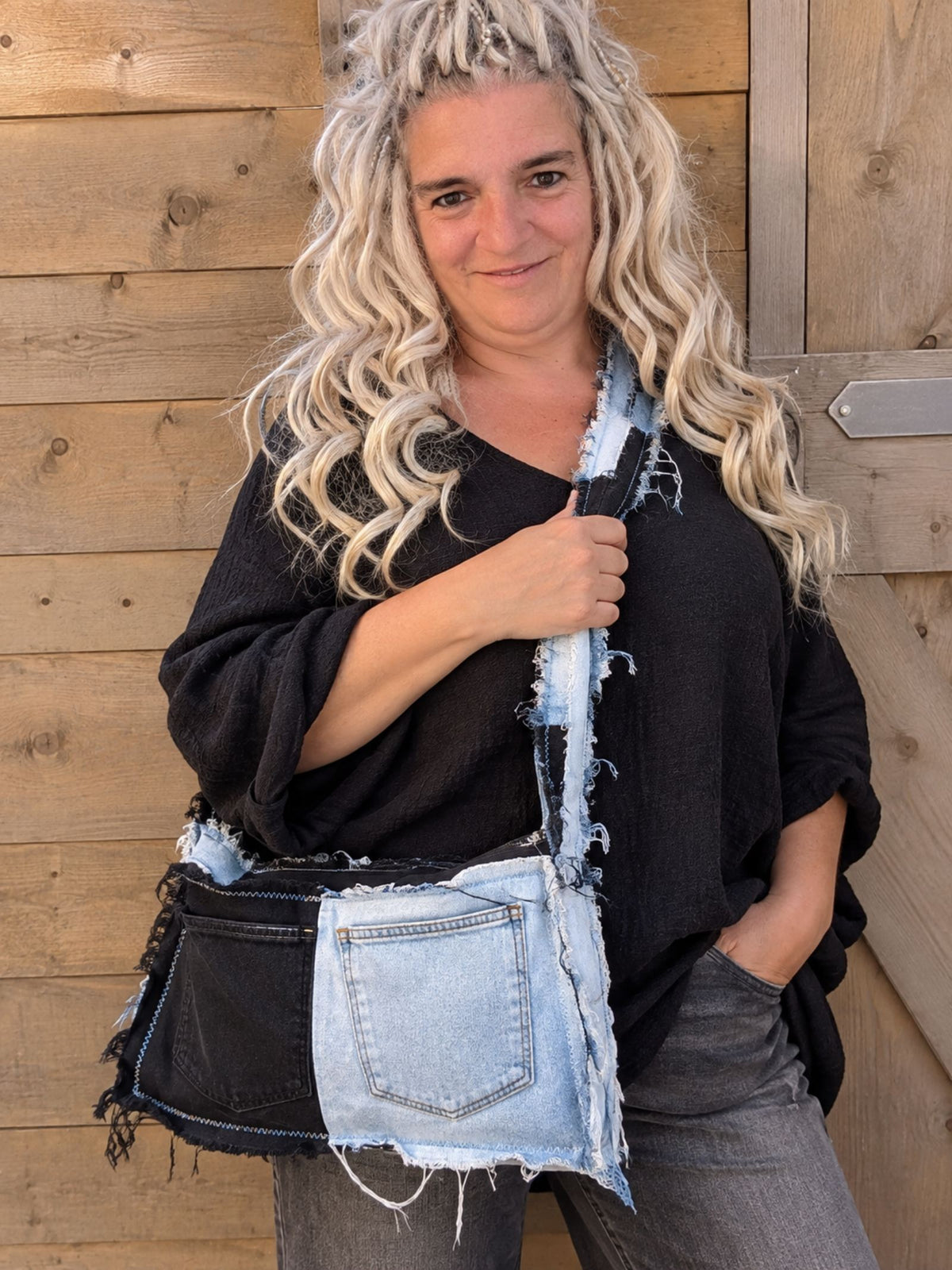 Handgemaakte upcycled denim schoudertas gedragen – Old New Atelier