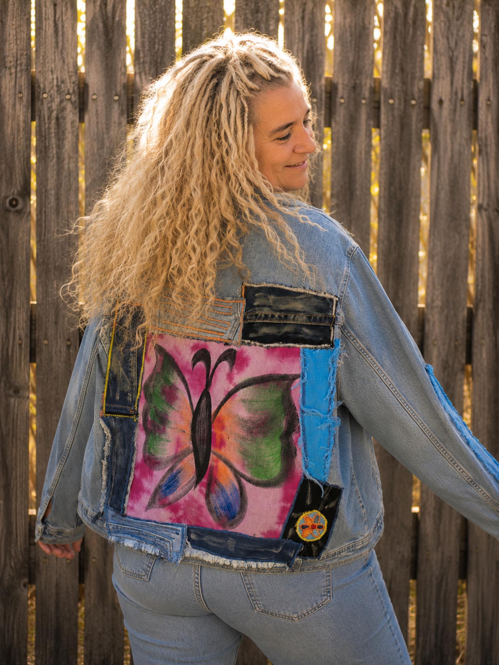 Achterkant van een handgemaakt Butterfly denim jasje met patchwork, gedragen door een model van Old New Atelier.