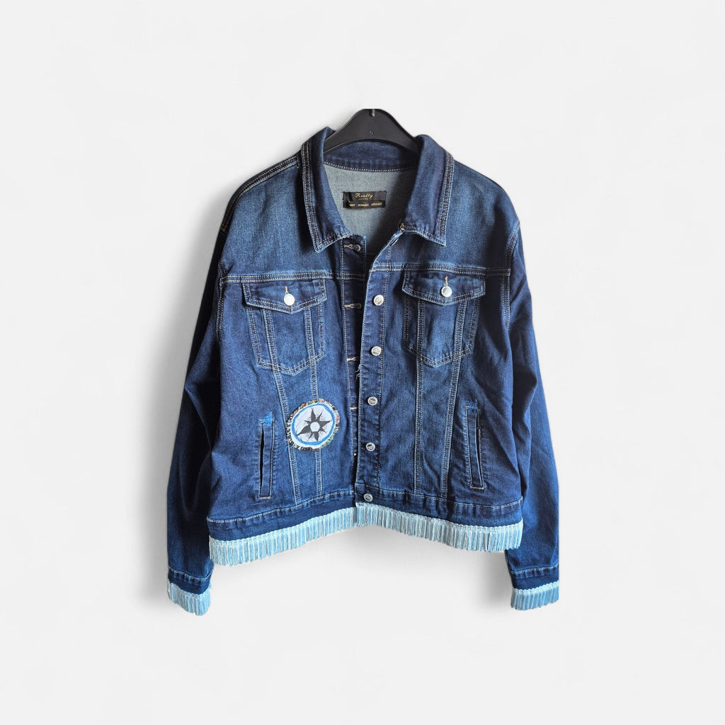 upcycled denim jasje met franjes handgemaakt boho stijl voorkant Old New Atelier