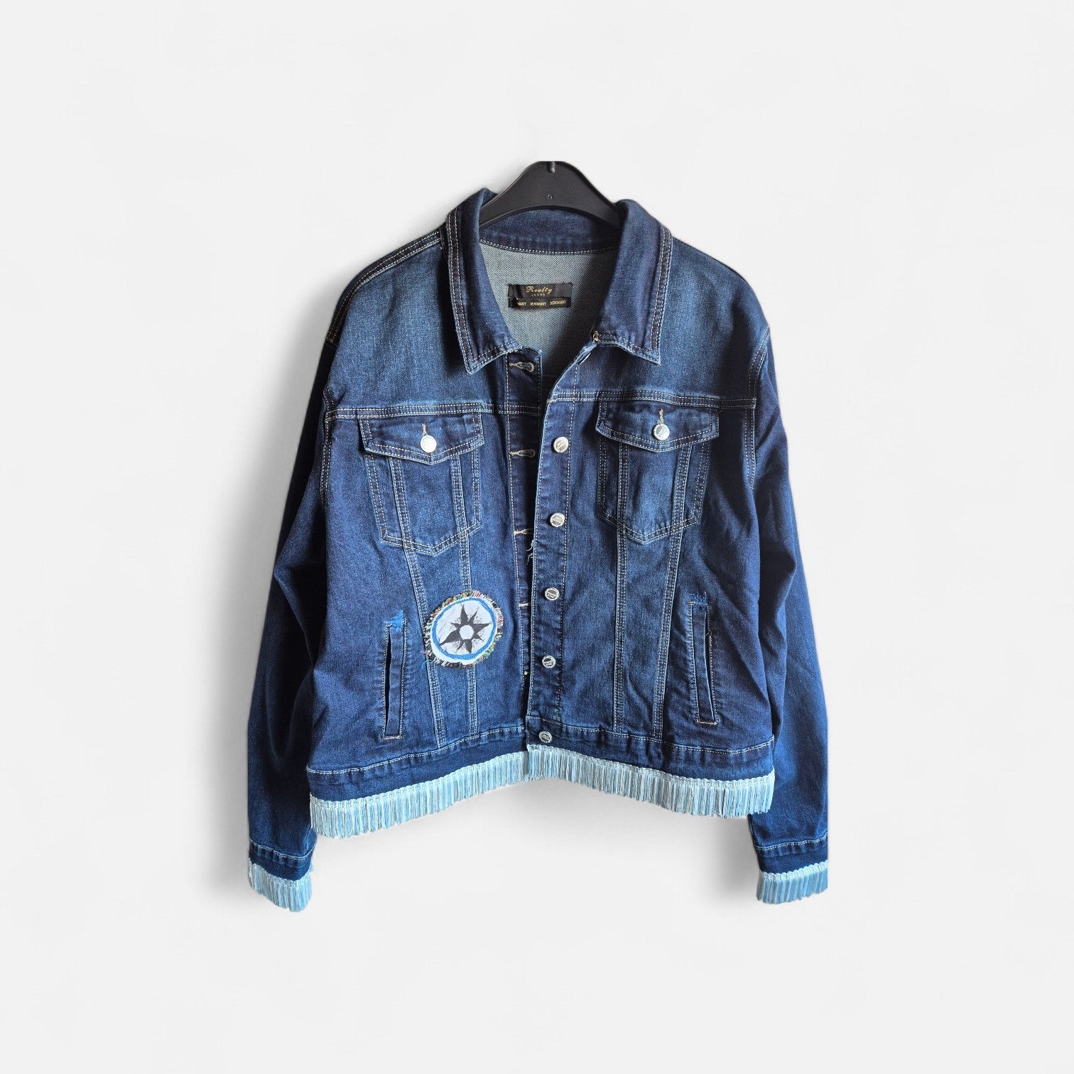 upcycled denim jasje met franjes handgemaakt boho stijl voorkant Old New Atelier