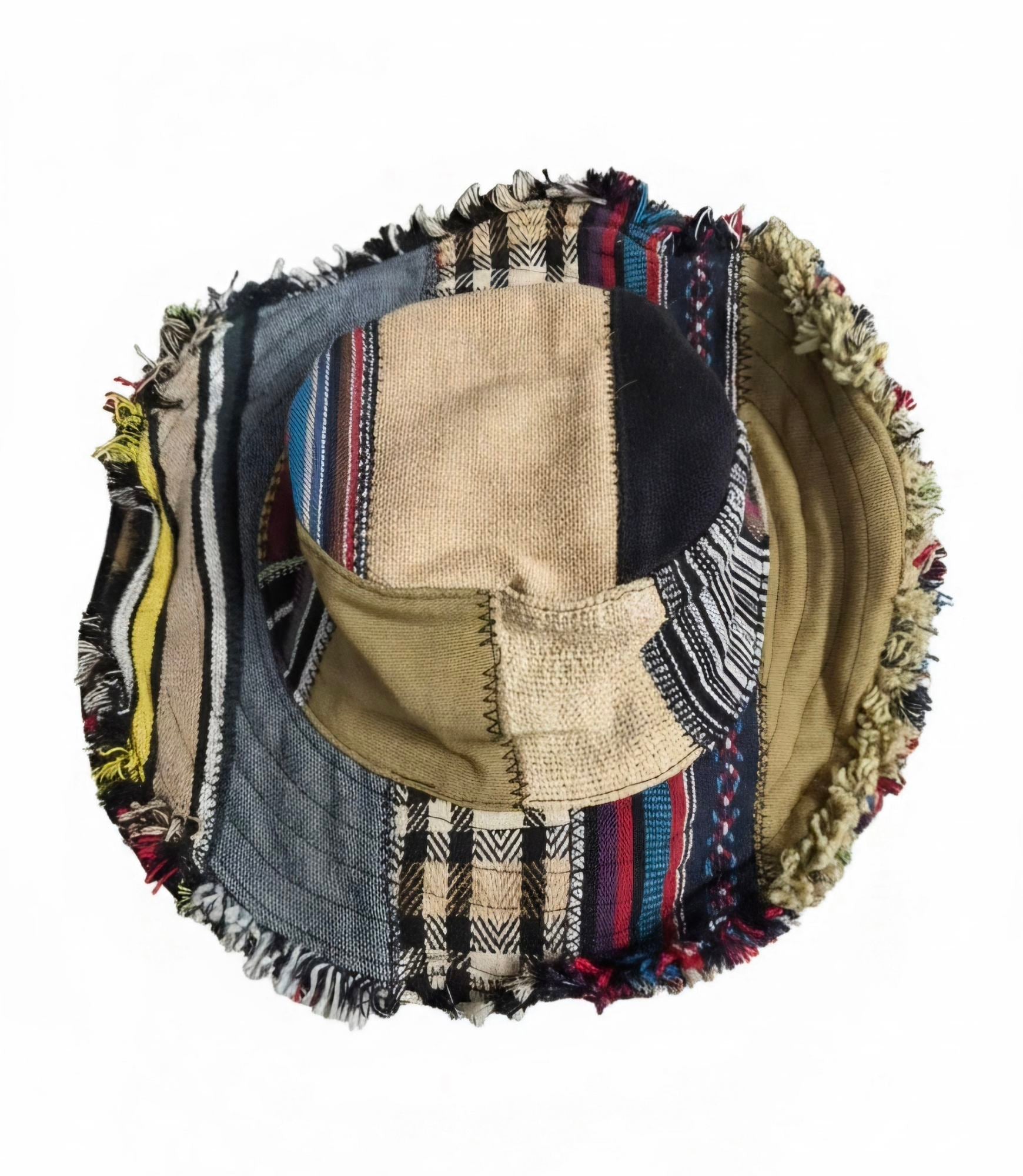 Bovenaanzicht van een handgemaakte patchwork hoed uit Nepal met unieke patchworkstoffen en ambachtelijke afwerking.