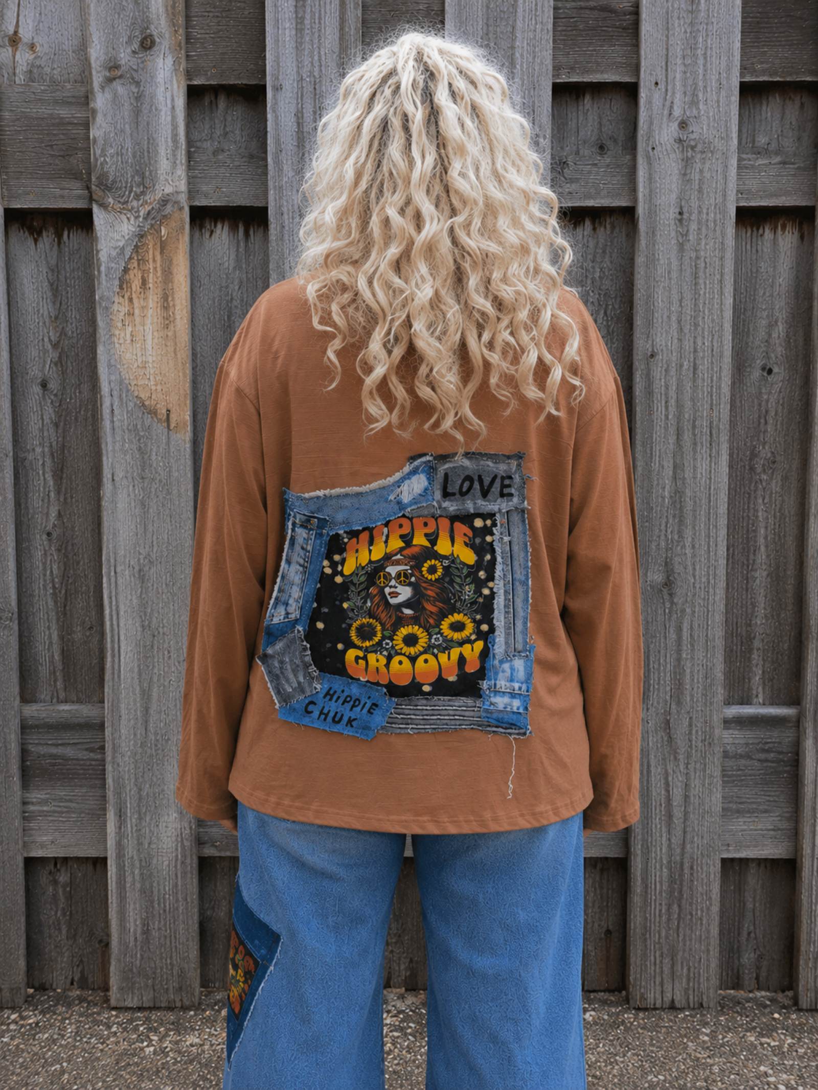 Achterzijde van One of a Kind Hippie Groovy Top met kleurrijke handgemaakte denim patch en upcycled details.