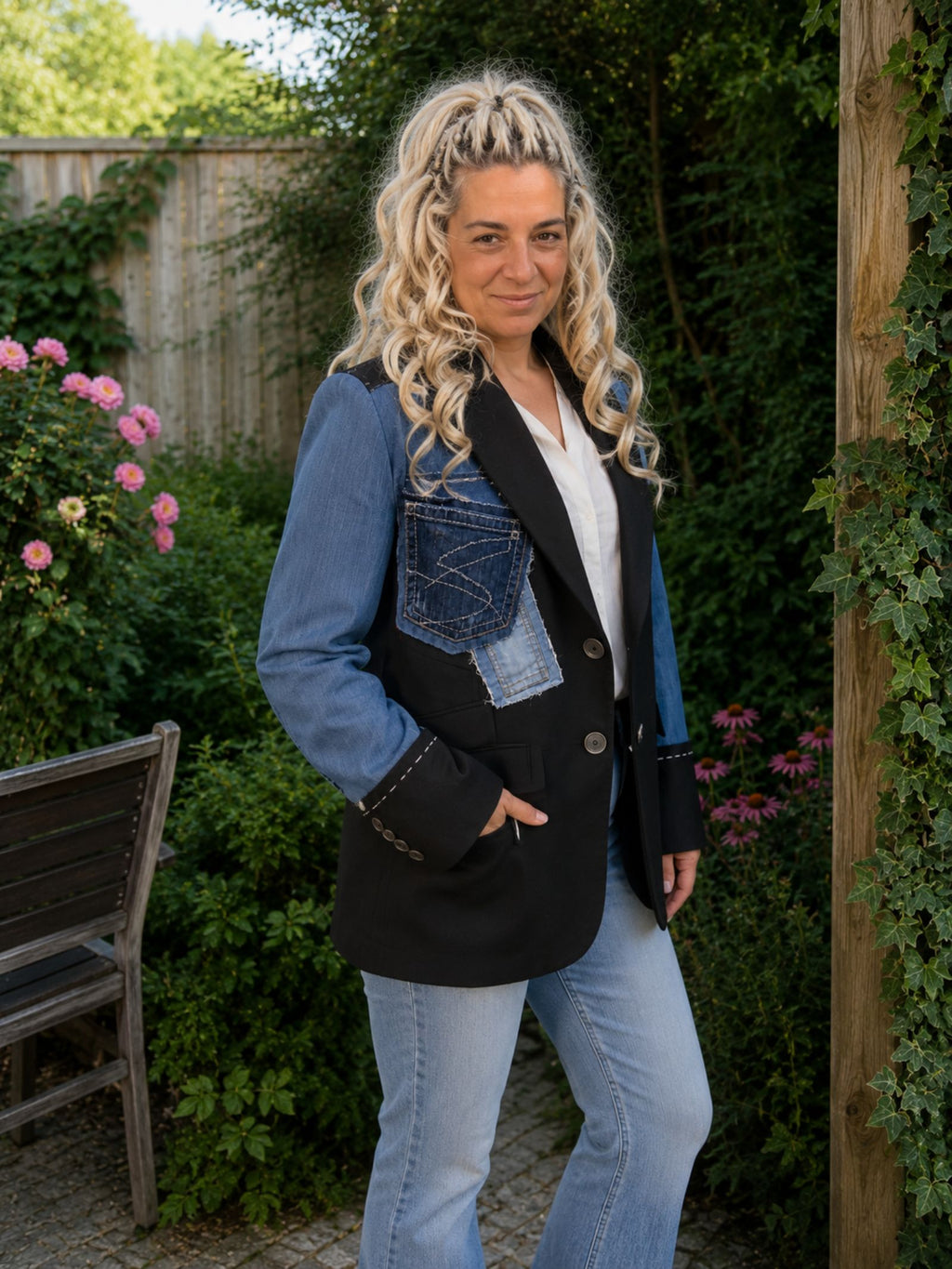 3/4 vooraanzicht van een handgemaakt upcycled denim colbert met vintage blazer en denim patchwork