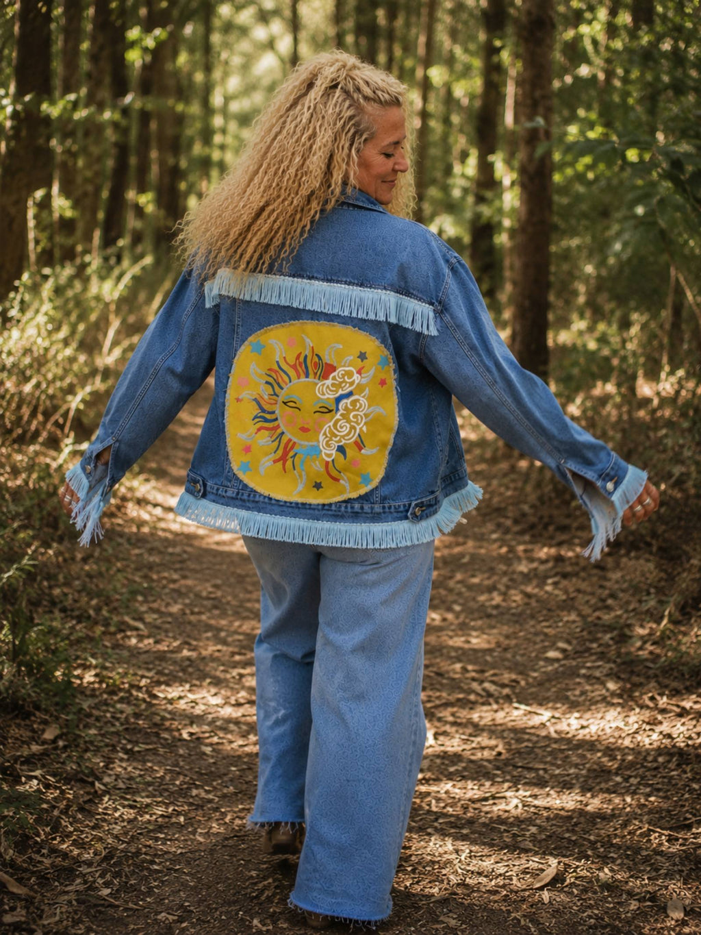 Vrouwelijk model loopt in het bos met Moon Soul denim jasje – boho sfeerfoto Old New Atelier