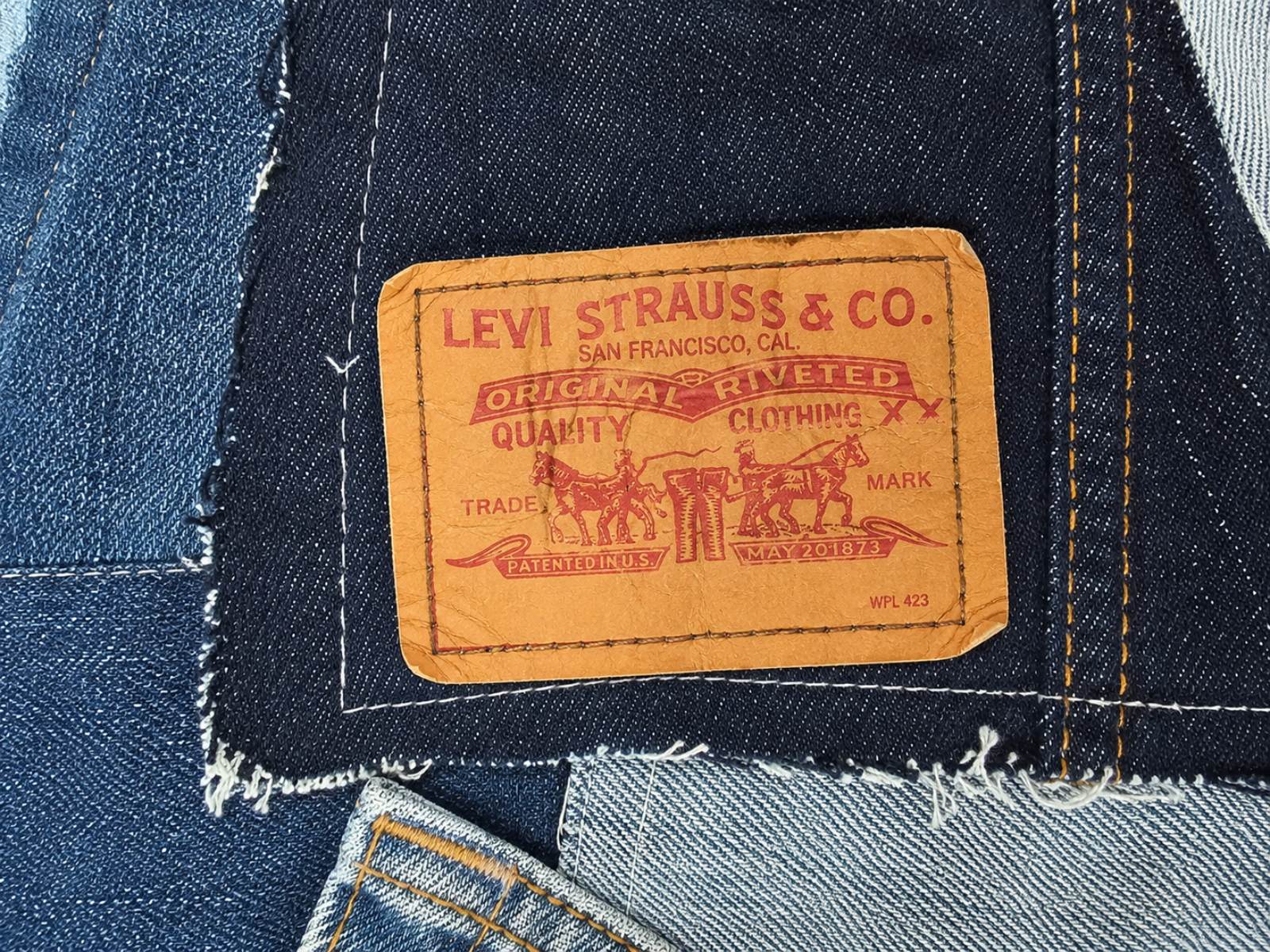 Close-up van het originele Levi's label op het handgemaakte Blue Nomad patchwork hesje.