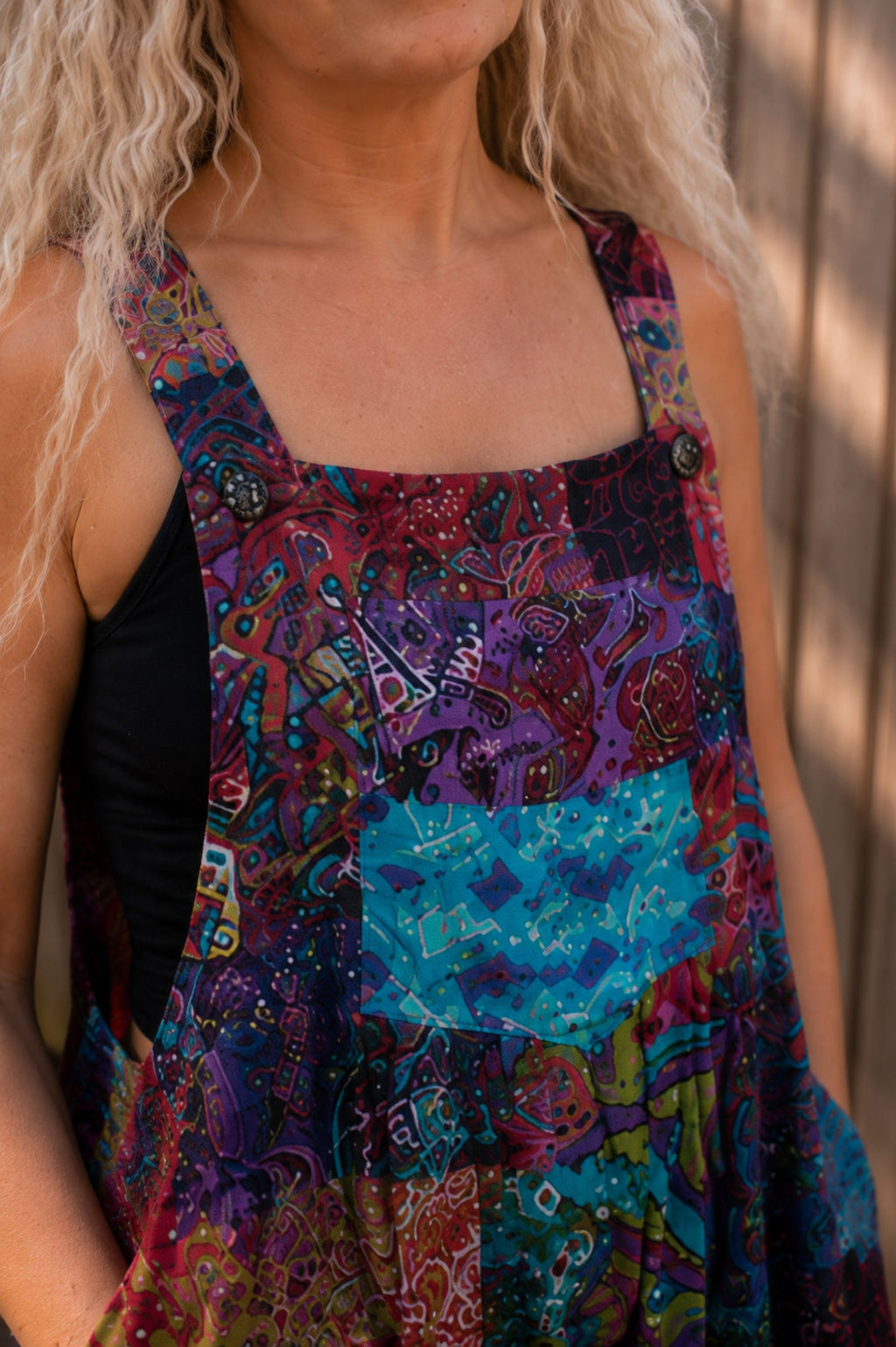 Detail van het borstvak en de verstelbare schouderbanden van de patchwork jumpsuit