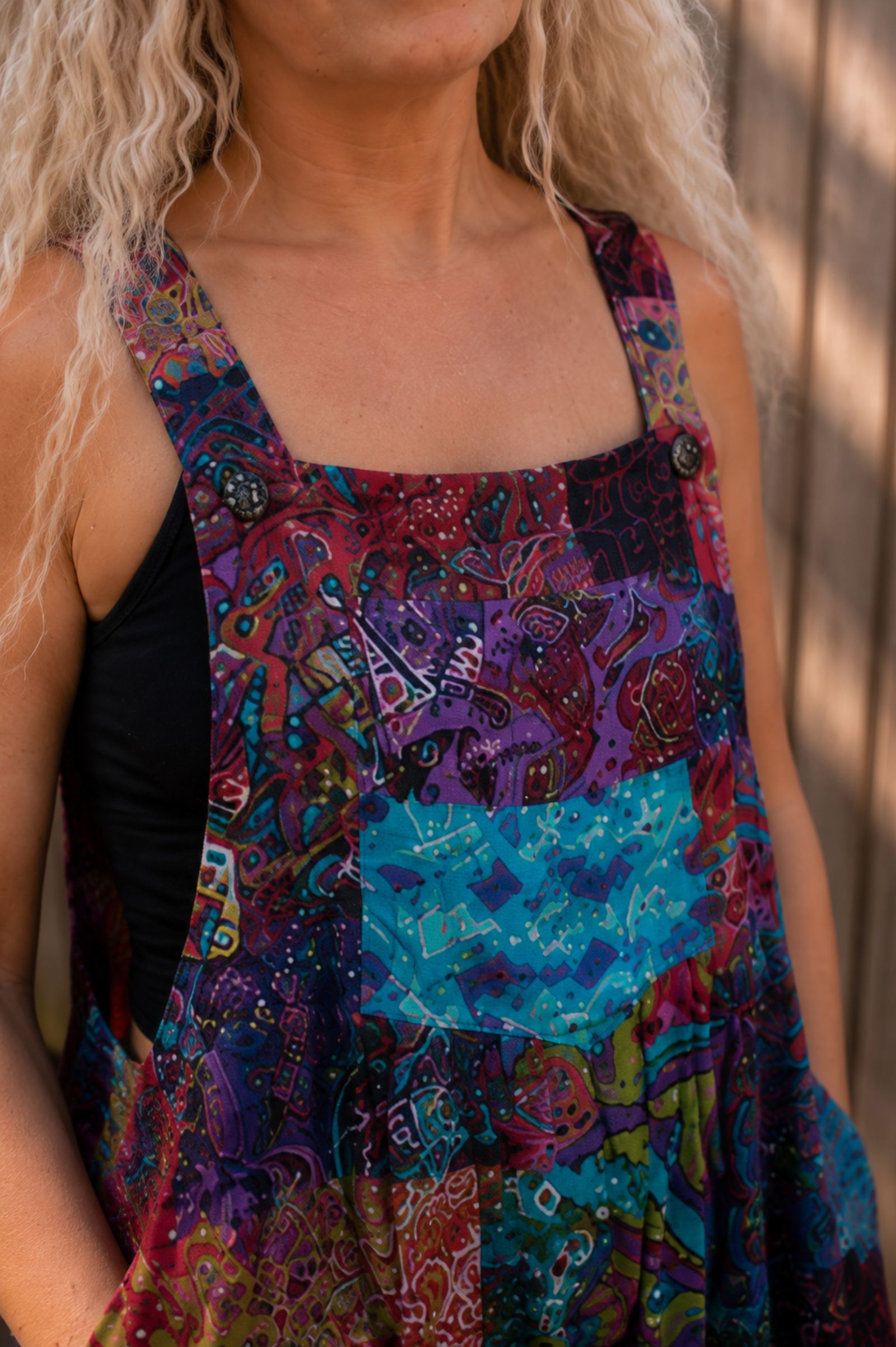 Detail van het borstvak en de verstelbare schouderbanden van de patchwork jumpsuit