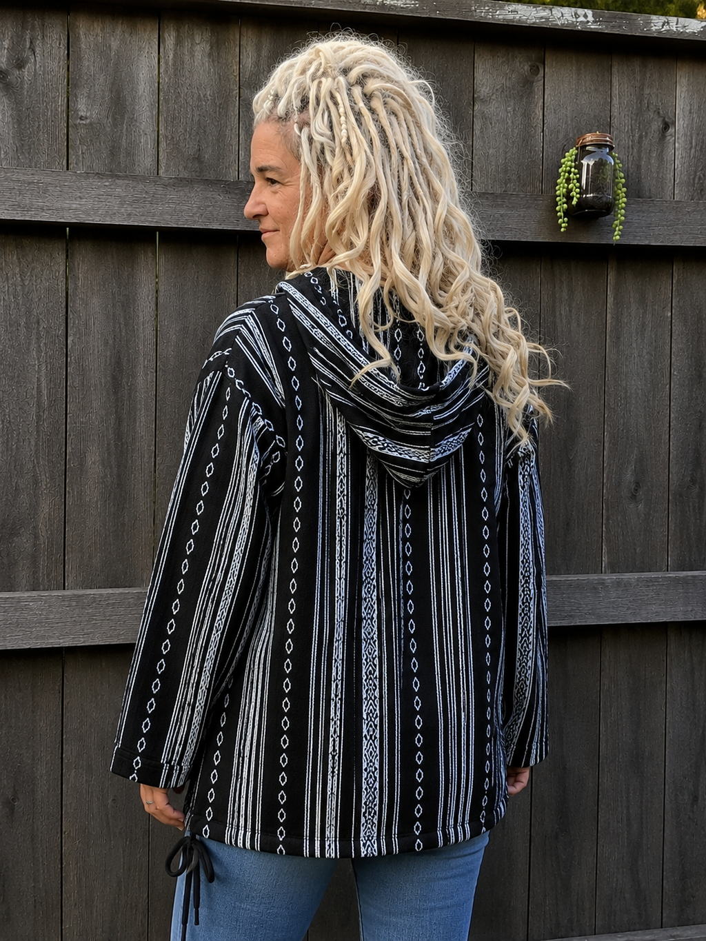 Zwart witte boho hoodie gedragen in 3/4 achteraanzicht met capuchon