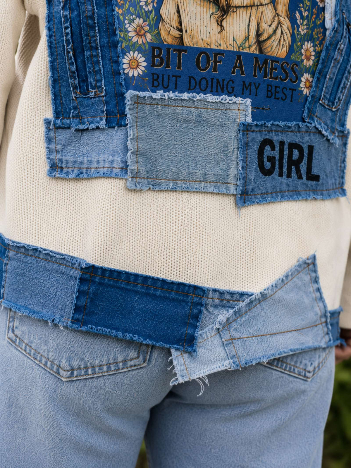 Detail Desert Soul sweater met handgemaakt denim patchwork stiksels en rafelranden