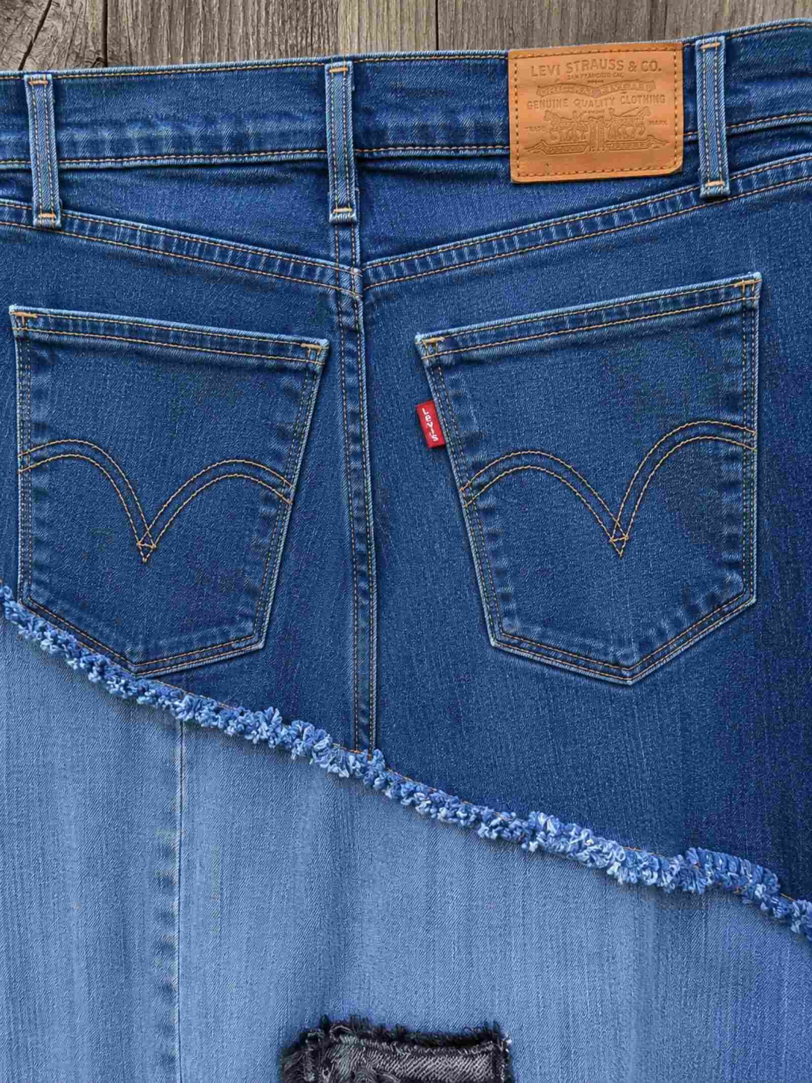 Detail van originele Levi's achterzakken op handgemaakte upcycled denim rok