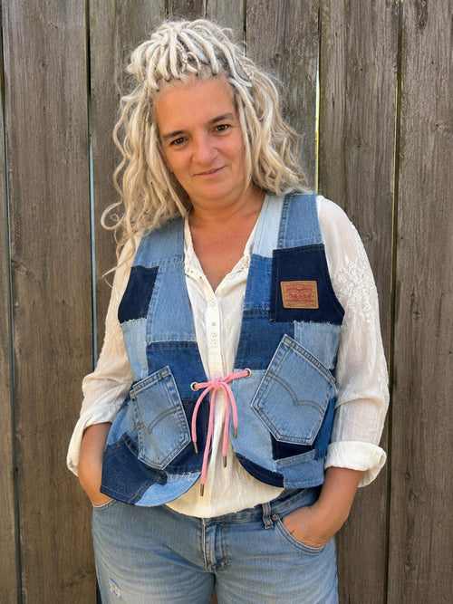 Blue Nomad L/XL One of a Kind Levi's patchwork hesje gedragen door model bij houten schutting.