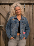 One of a Kind upcycled denim jasje met Girl Power patch op de voorkant, handgemaakt door Old New Atelier.