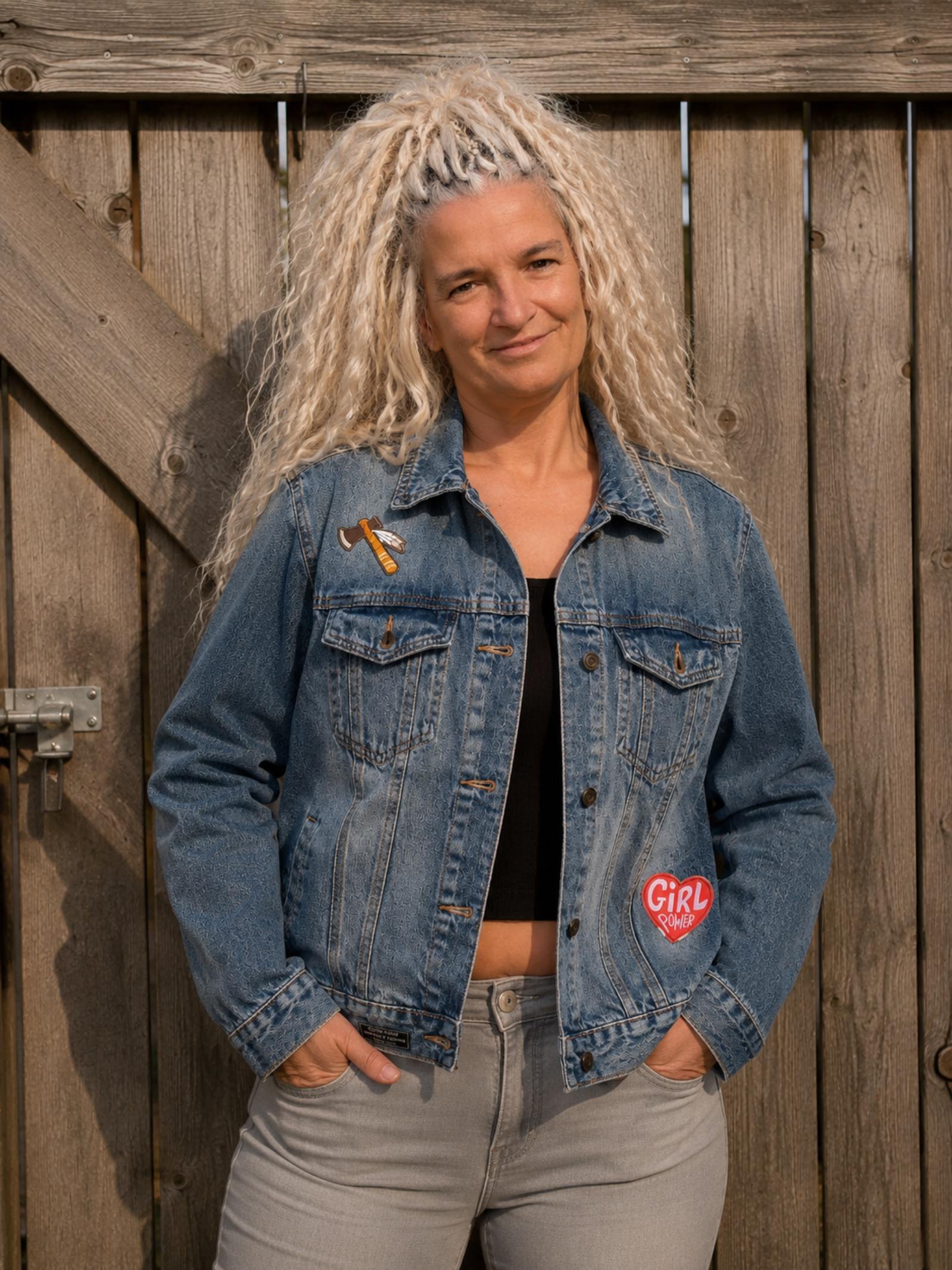 One of a Kind upcycled denim jasje met Girl Power patch op de voorkant, handgemaakt door Old New Atelier.