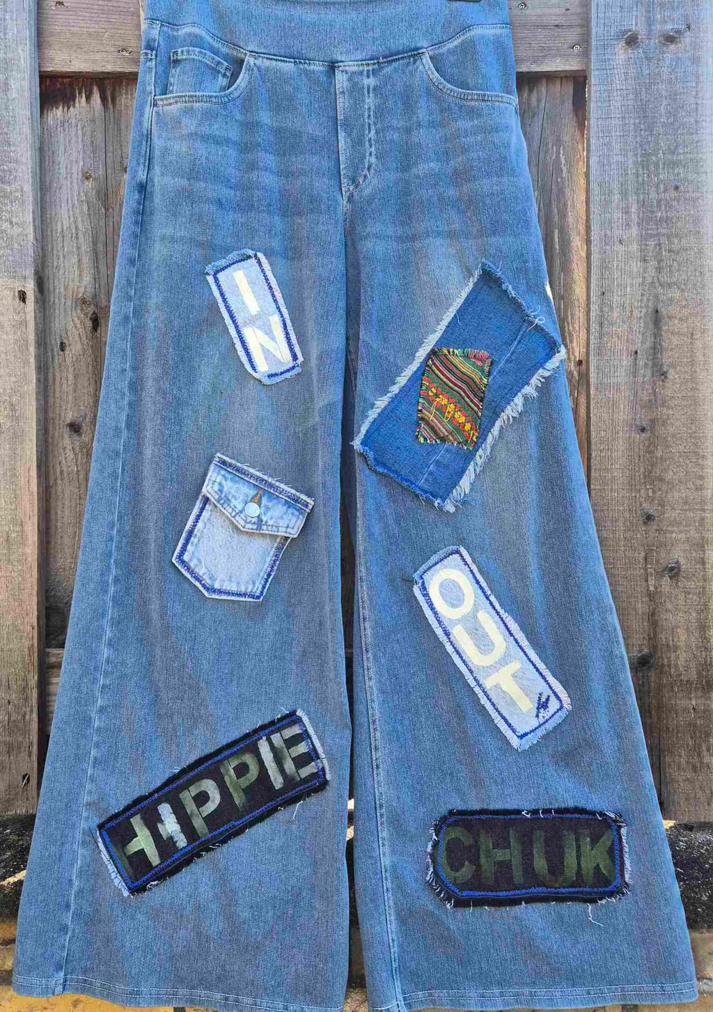 Voorkant Hippie Spirit upcycled jeans met Hippie Chill en patchwork applicaties