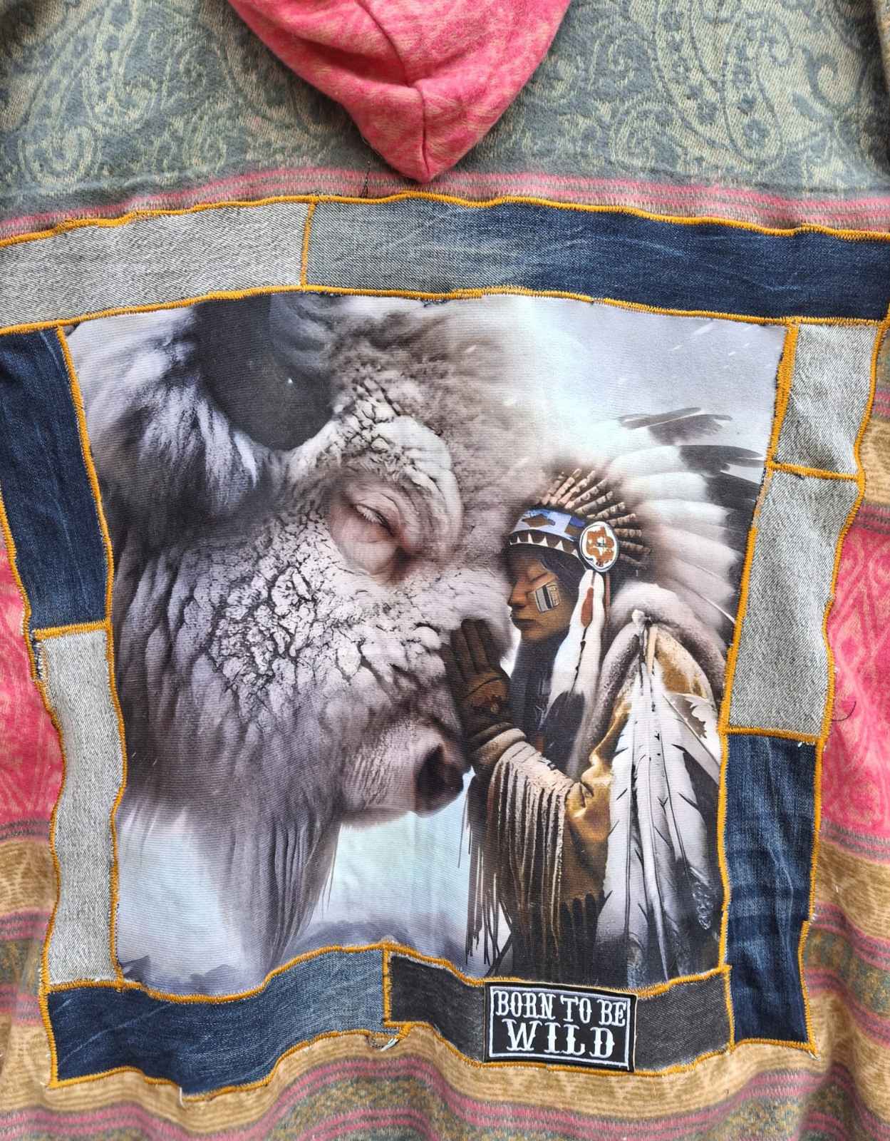 Detail van Born To Be Wild artwork op achterkant van one of a kind boho hoodie vest