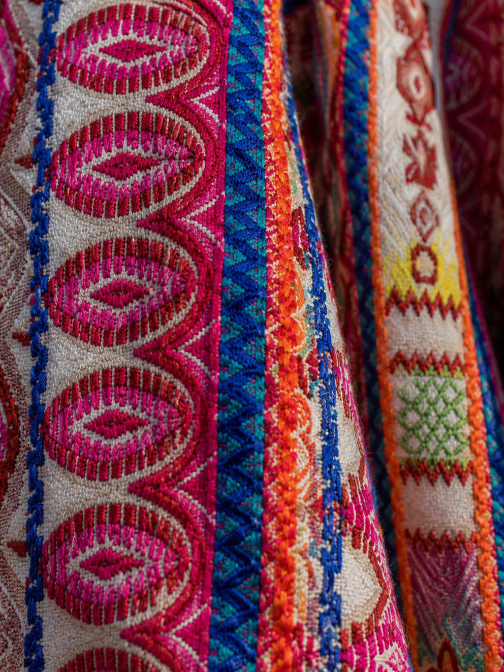 Close-up van kleurrijke geweven stof met bohemian patroon van One of a Kind boho jasje