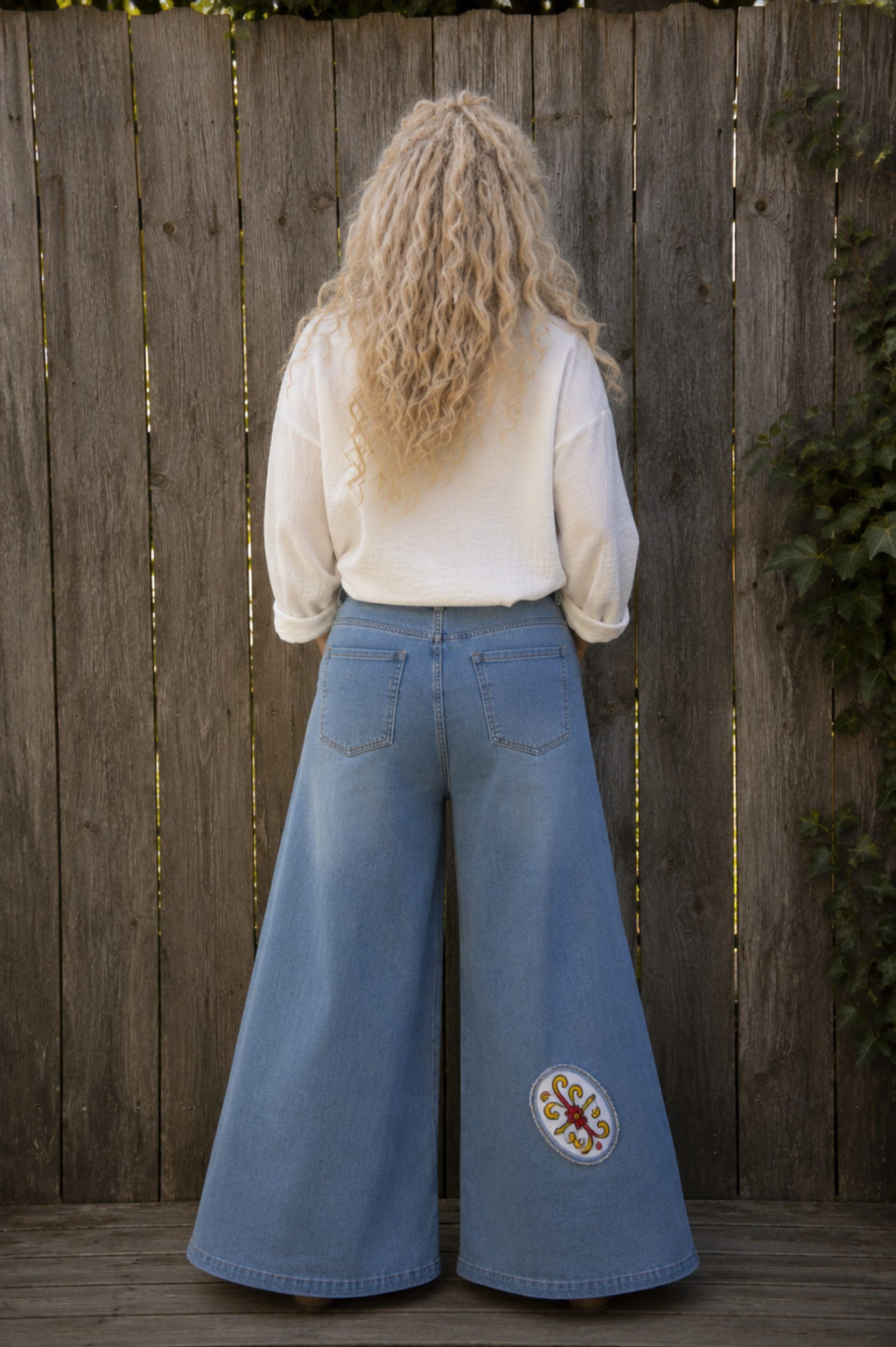 Achterkant Hippie Spirit wide leg jeans gedragen met zeer wijde pijpen
