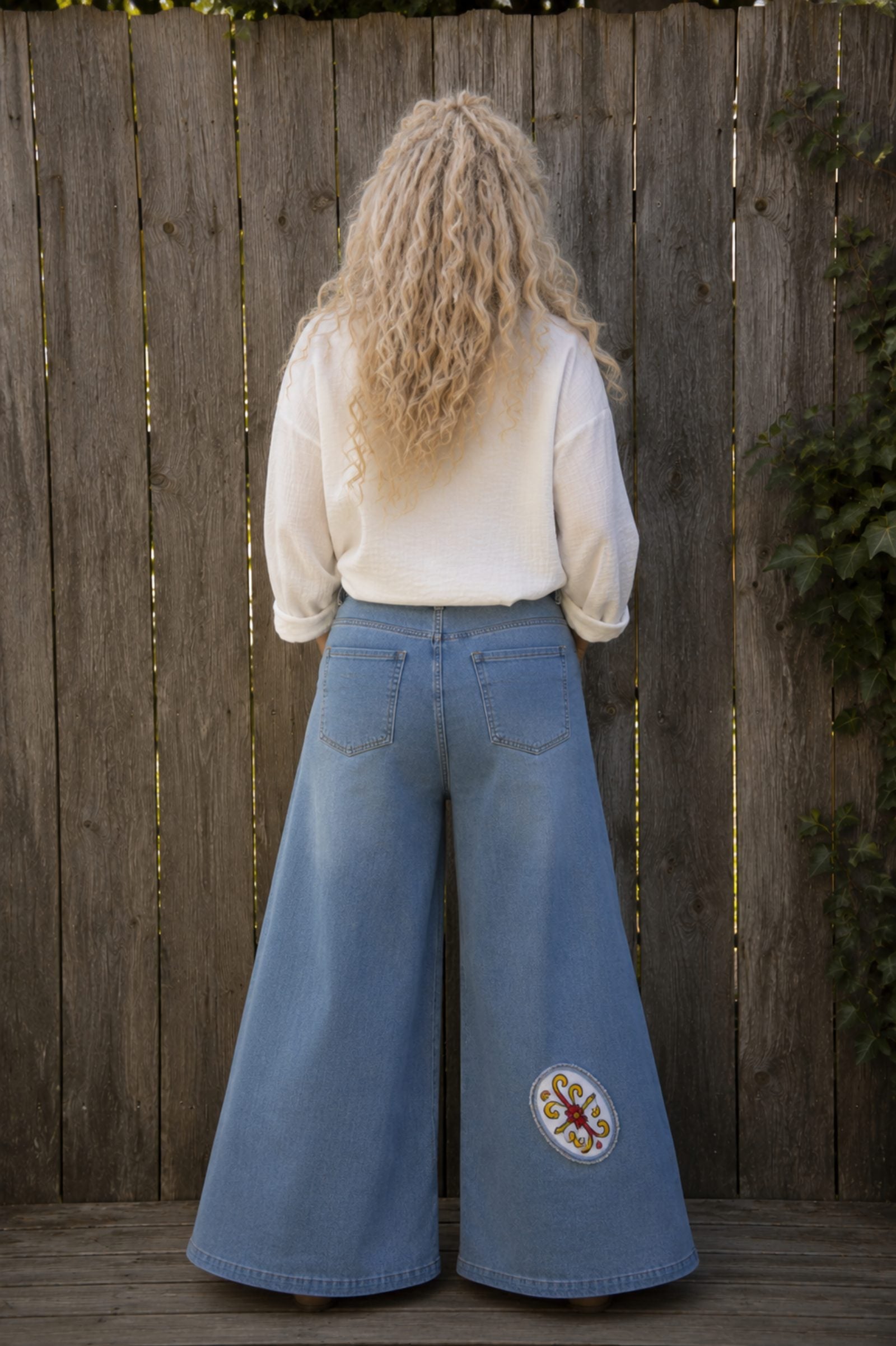 Achterkant Hippie Spirit wide leg jeans gedragen met zeer wijde pijpen