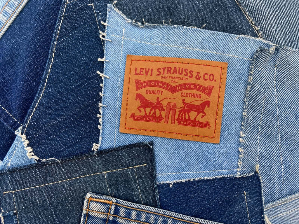 Close-up van het originele Levi's label op het handgemaakte patchwork hesje.
