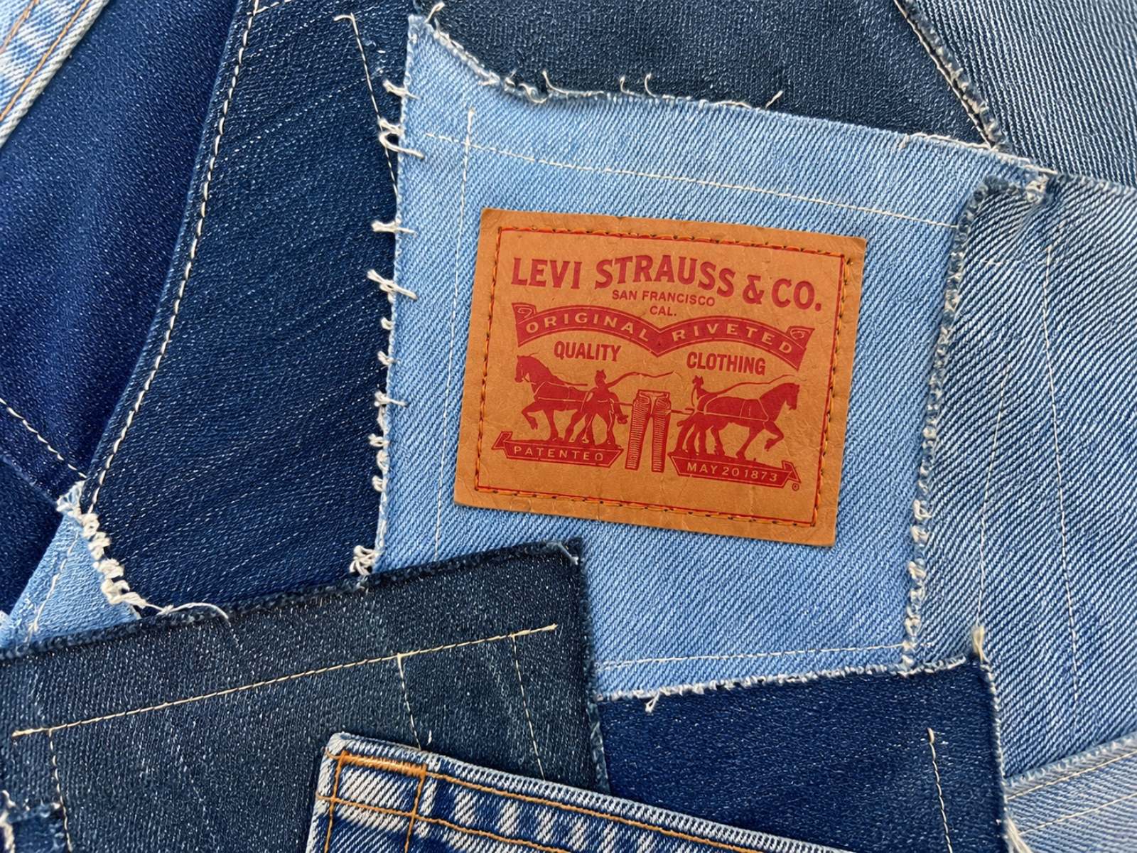 Close-up van het originele Levi's label op het handgemaakte patchwork hesje.