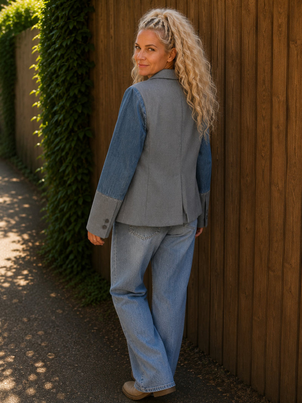 Driekwart achteraanzicht van handgemaakte upcycled blazer