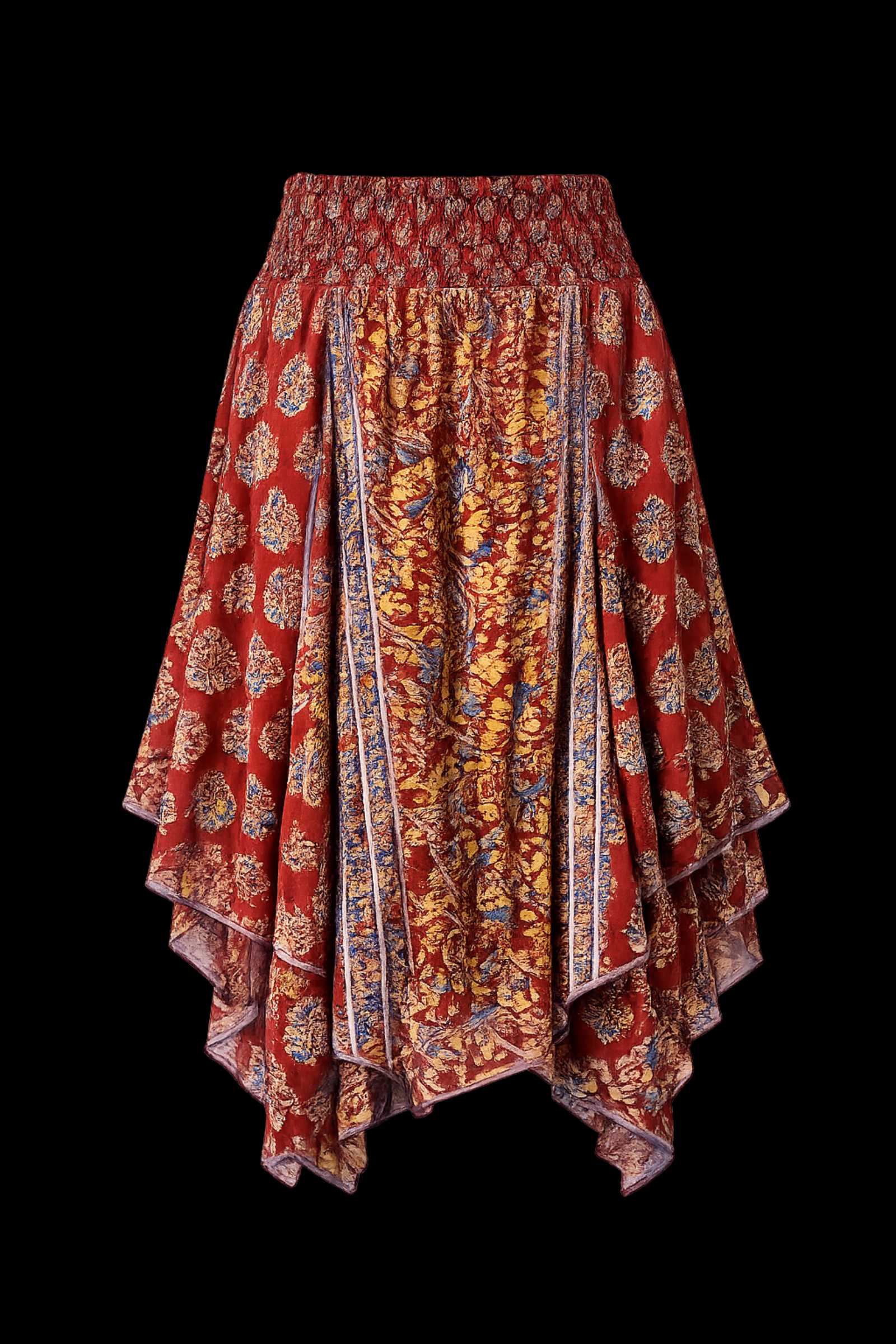 Achterkant van de rode asymmetrische boho rok met elastische tailleband en unieke patchworkprint.