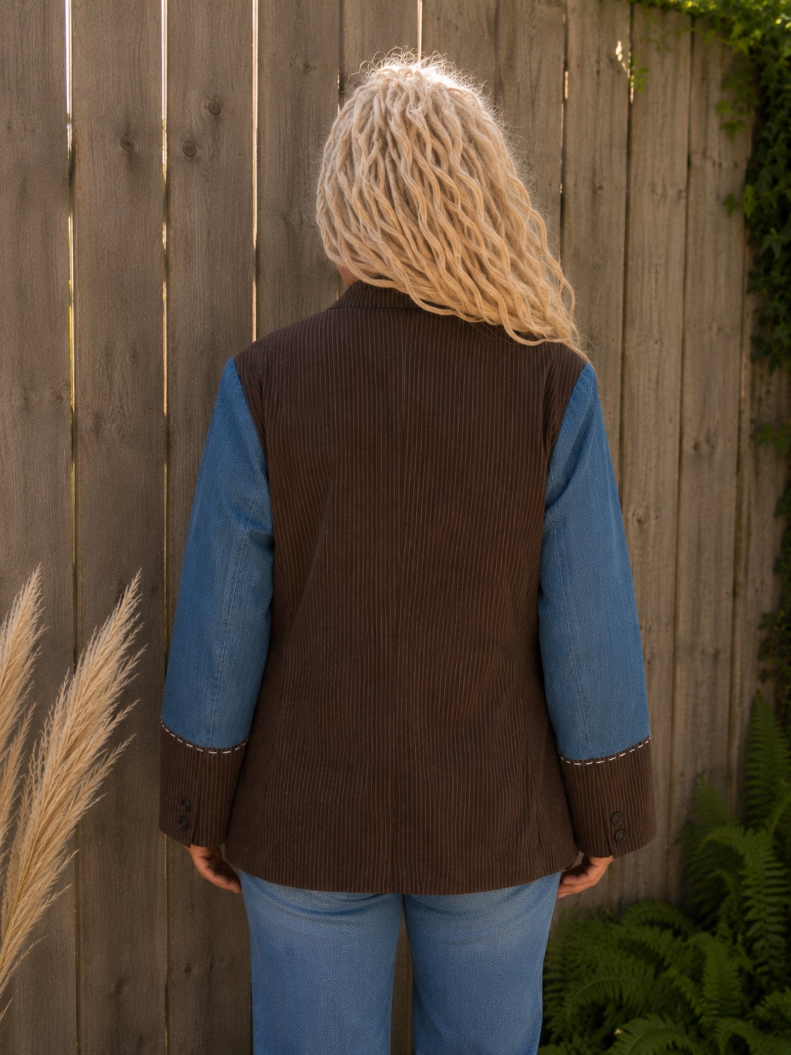 Achterkant van One of a Kind handgemaakt rib jasje met denim mouwen.