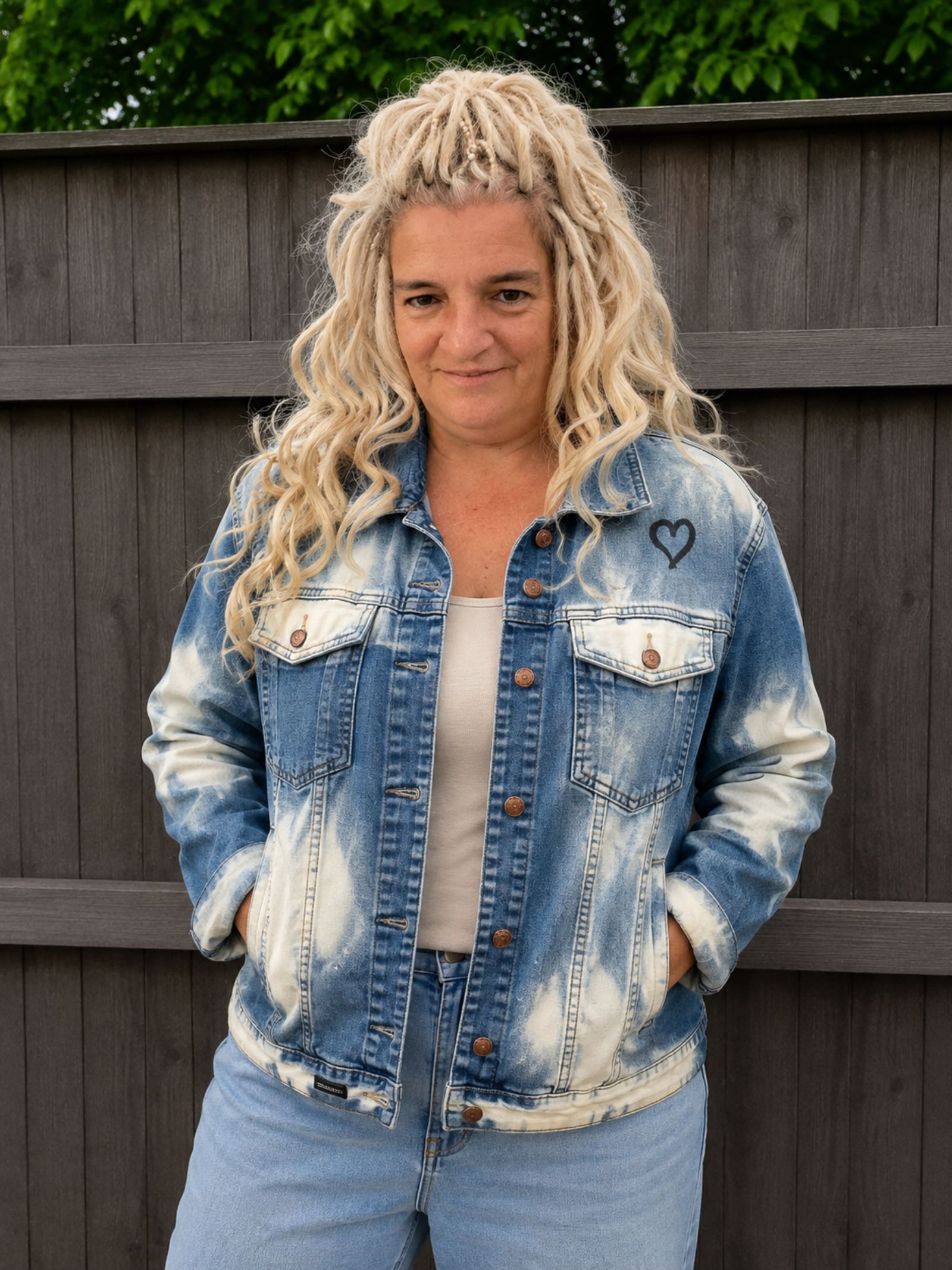 Strong & Free zelf gebleekt denim jasje gedragen van voren met hartdetail