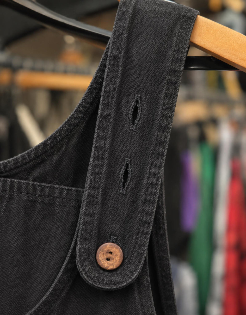 Verstelbare schouderband met drie knoopsgaten op de zwarte boho tuinbroek voor een perfecte pasvorm.