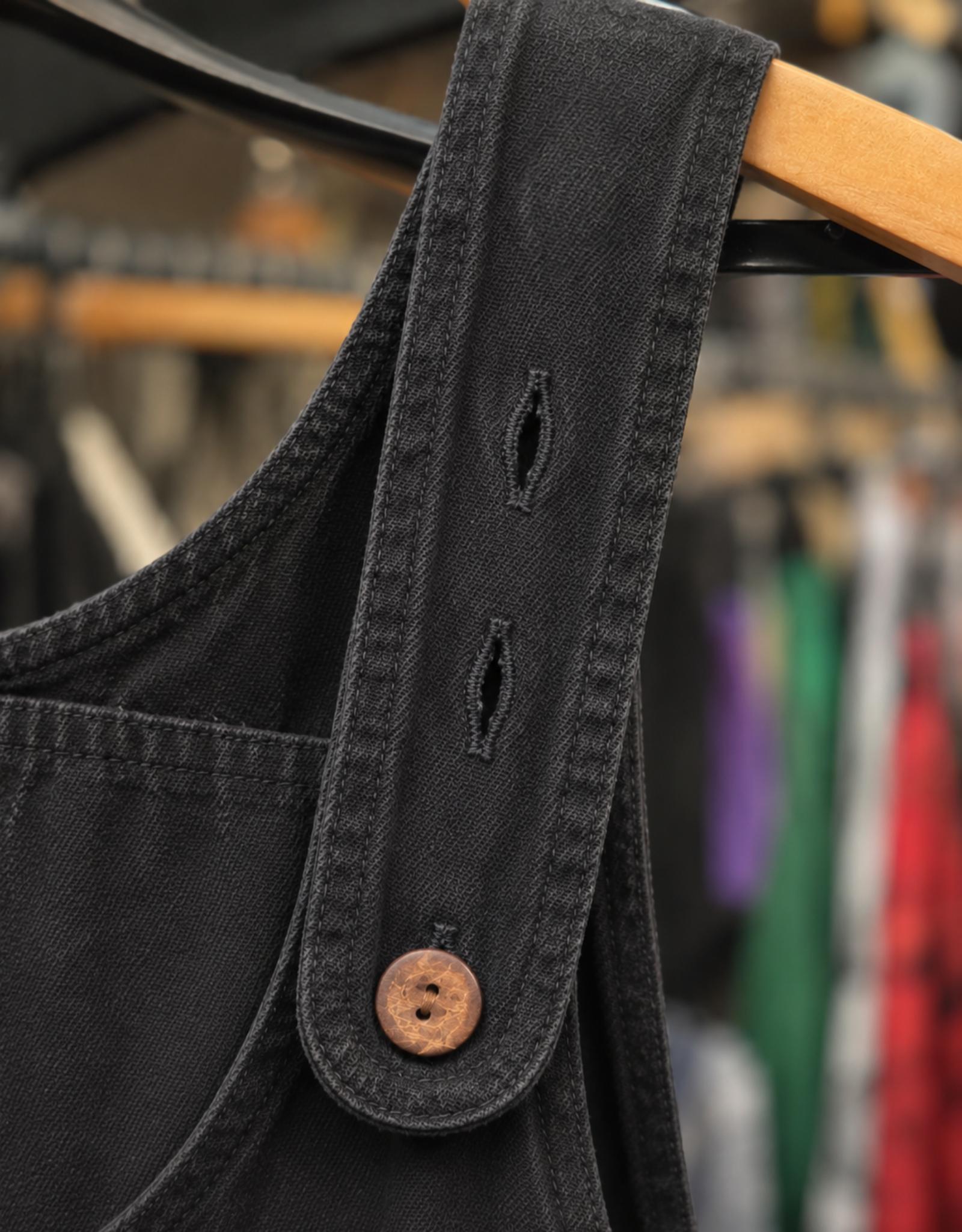 Verstelbare schouderband met drie knoopsgaten op de zwarte boho tuinbroek voor een perfecte pasvorm.