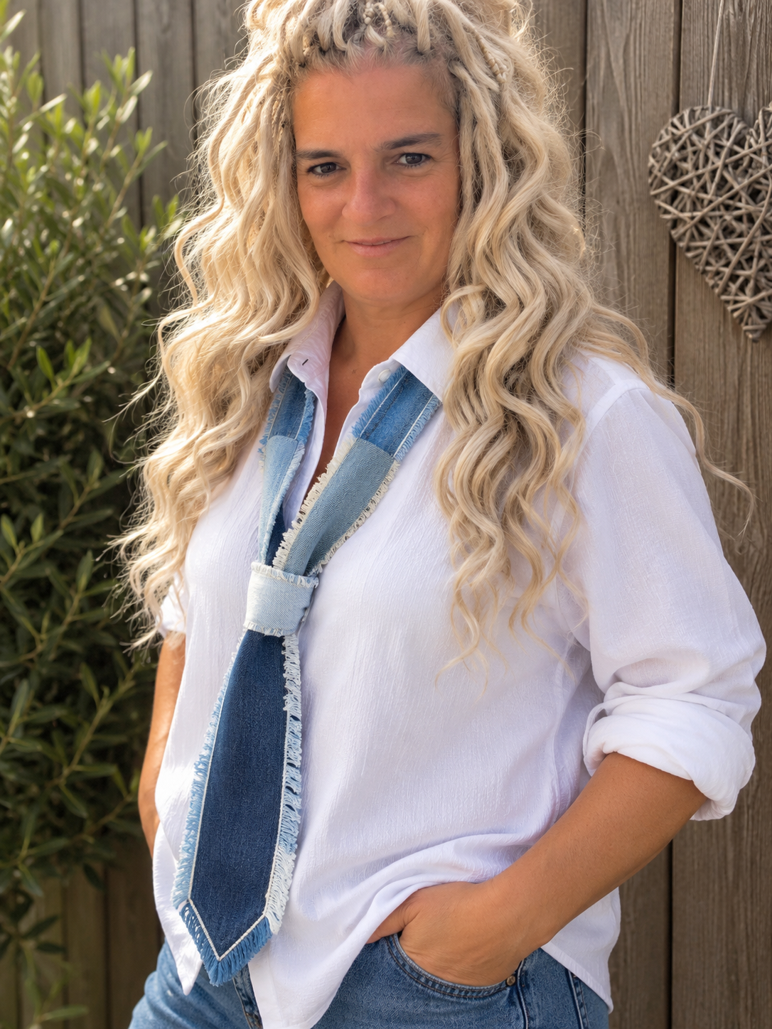 Handmade denim stropdas 3/4 gedragen met witte blouse en jeans